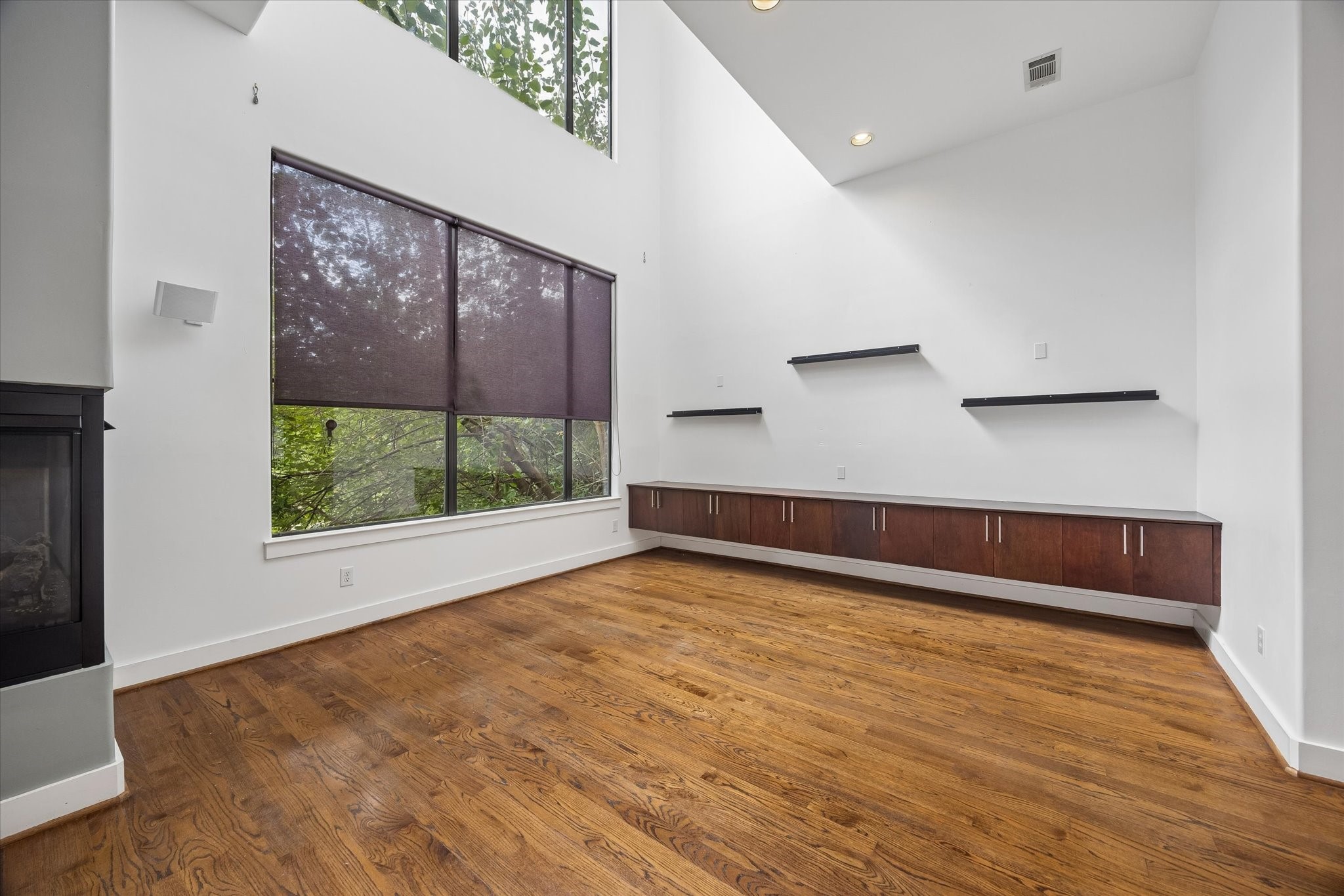 732 Ruthven Street Property Photo 2