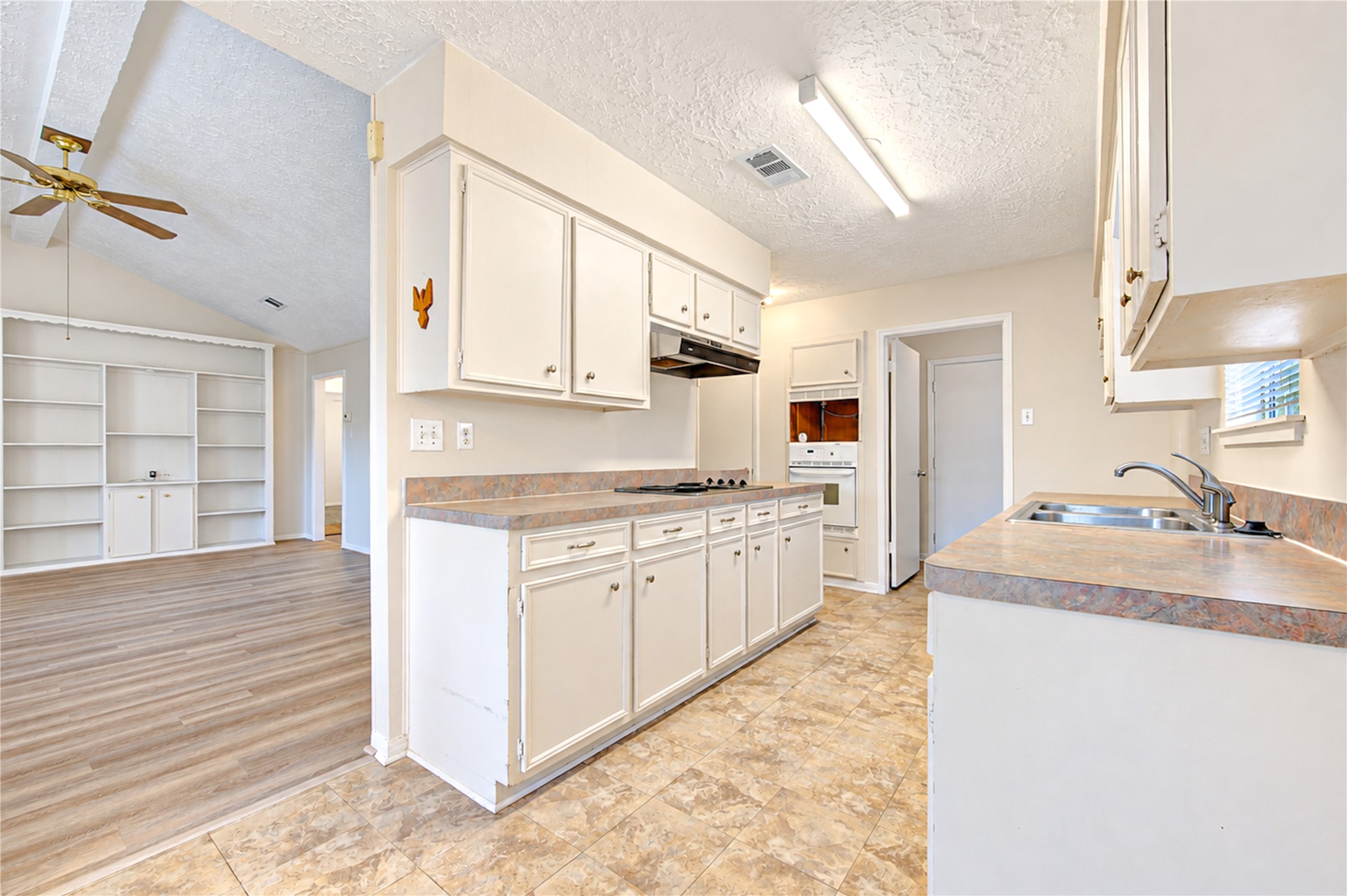12230 Meadowdale Drive Property Photo 10