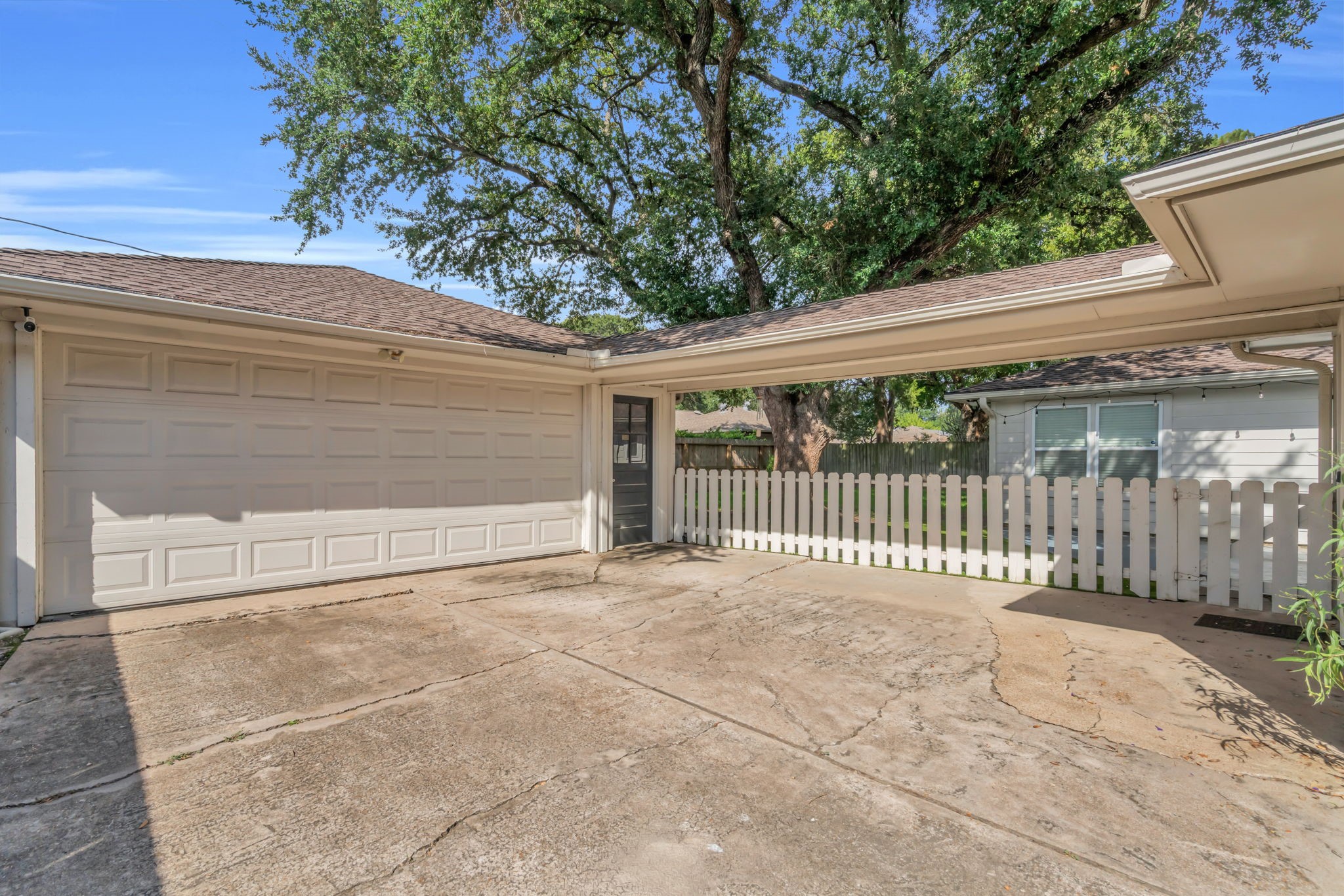 11418 Valley Stream Drive Property Photo 3