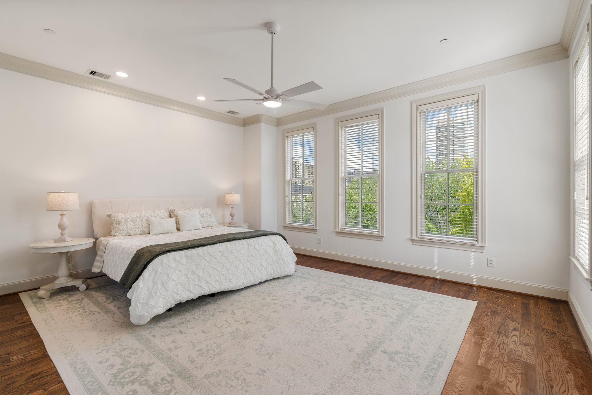 1303 W Bell Street Property Photo 19