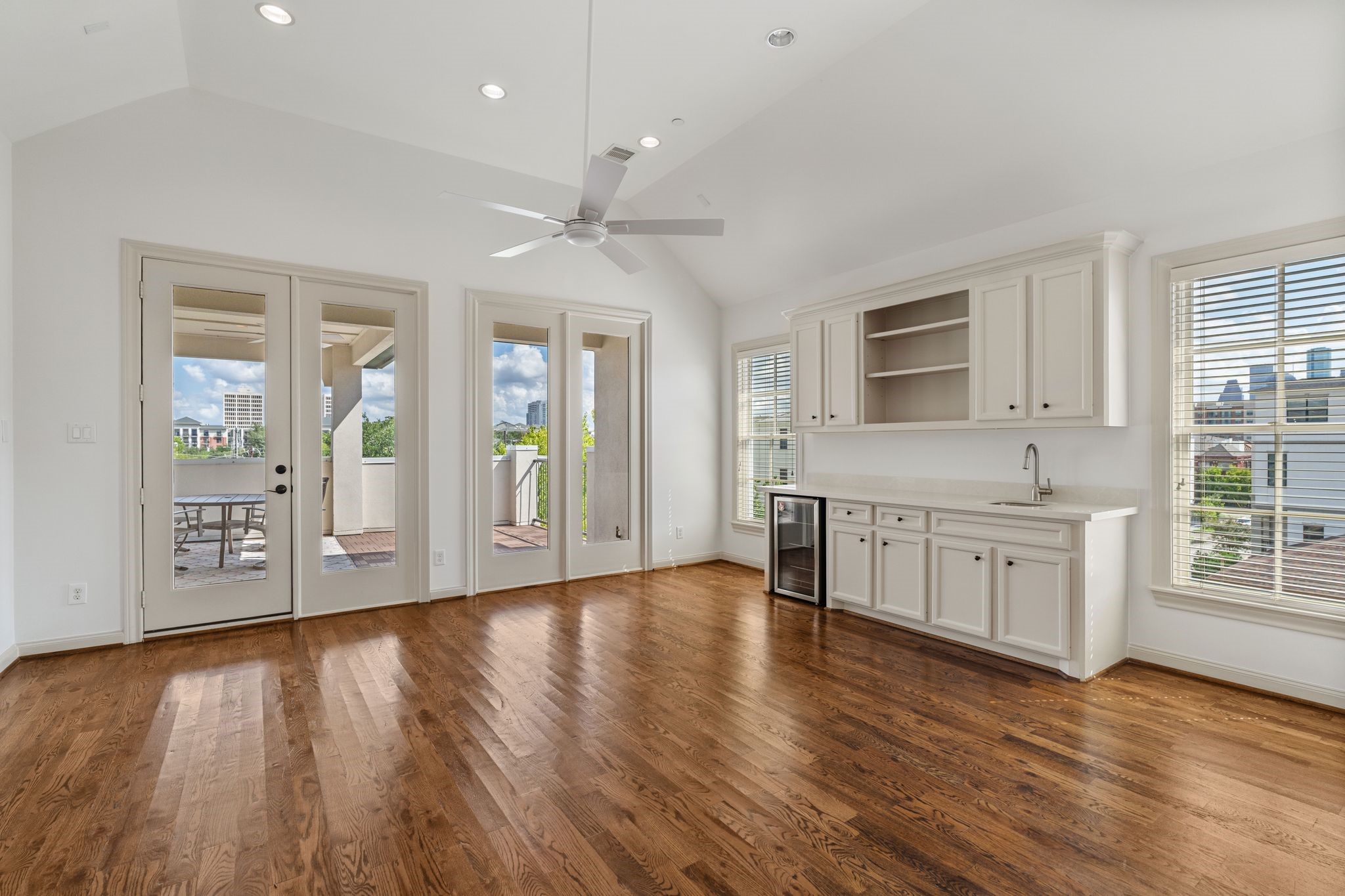 1303 W Bell Street Property Photo 28