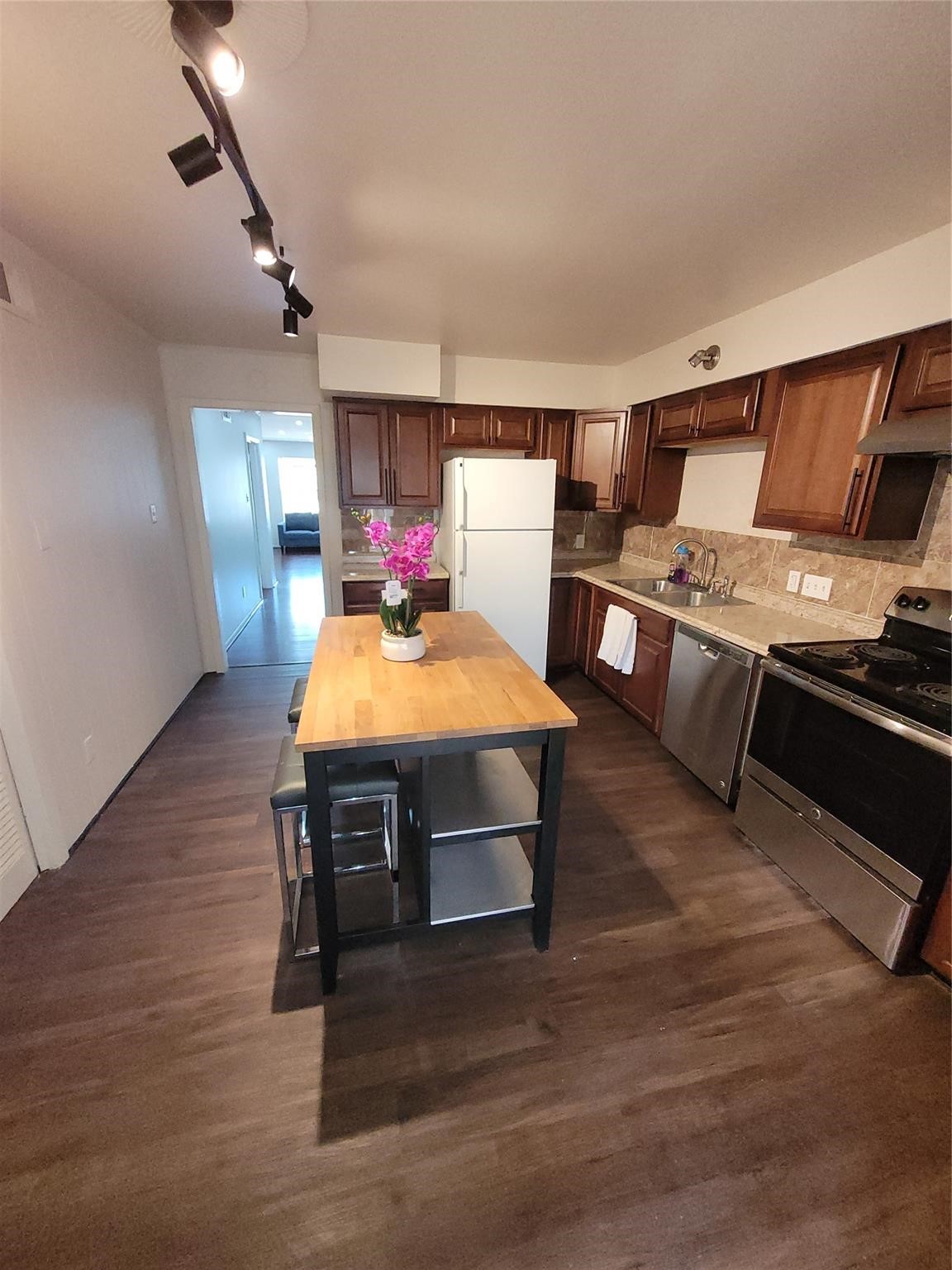 7213 Beechnut Street Property Photo 3