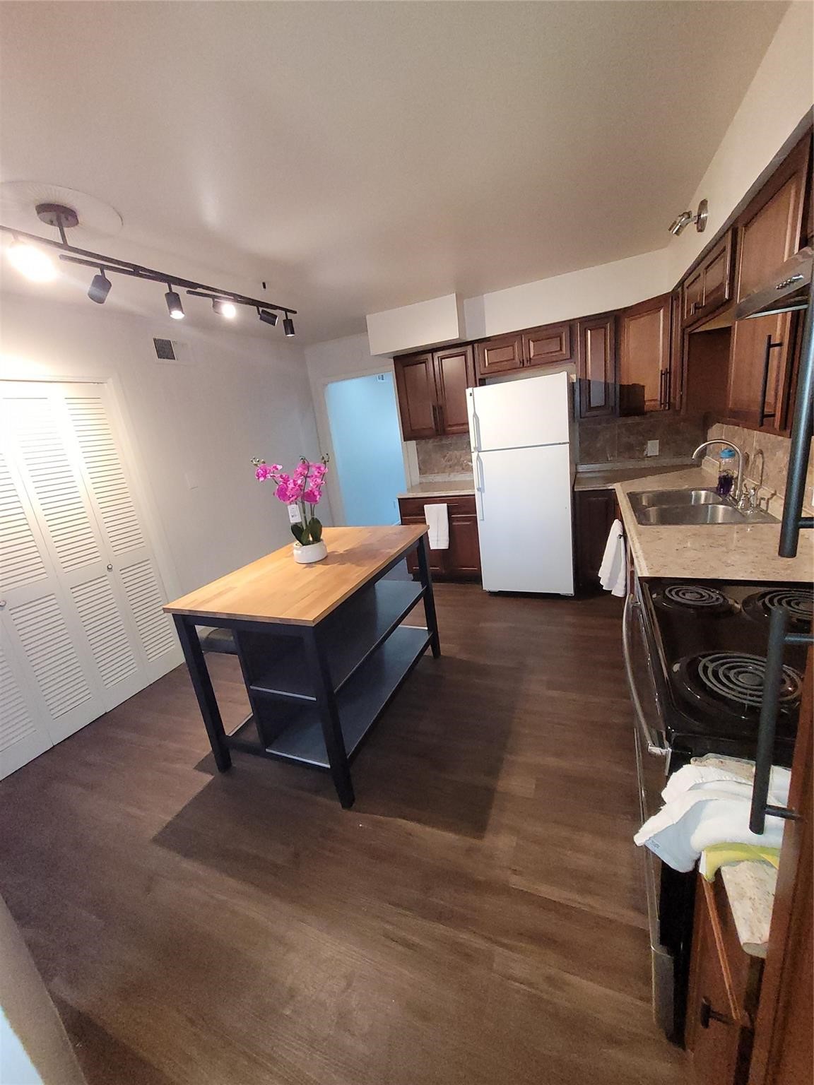 7213 Beechnut Street Property Photo 4