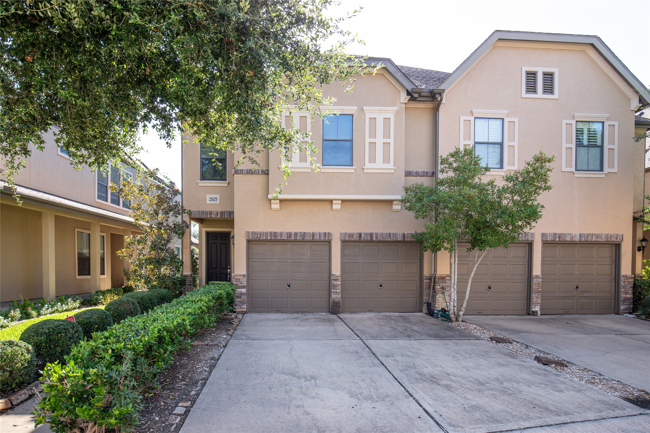 2923 Royal Oaks Crest Property Photo 1