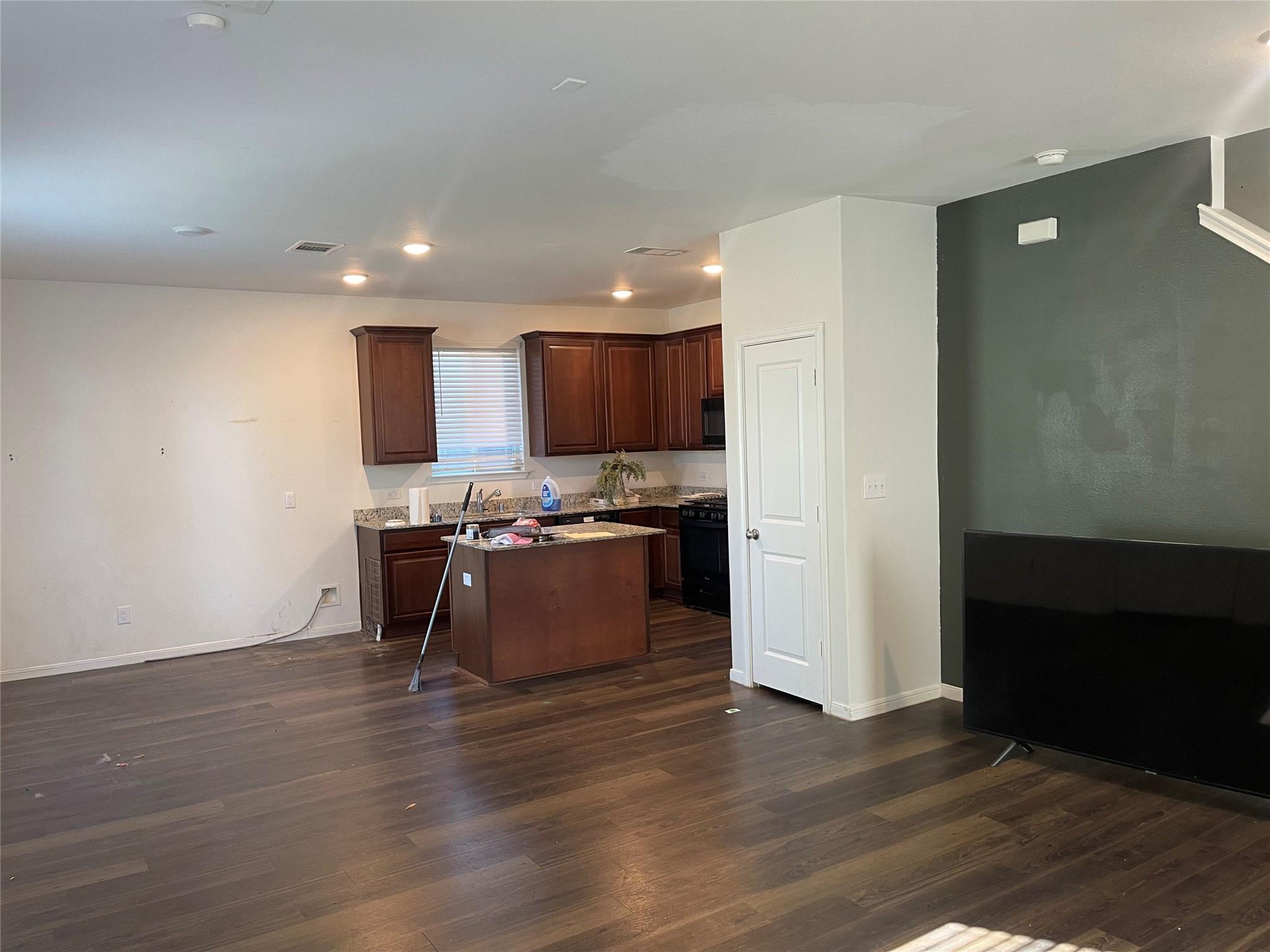 10405 Pineland Drive Property Photo 8