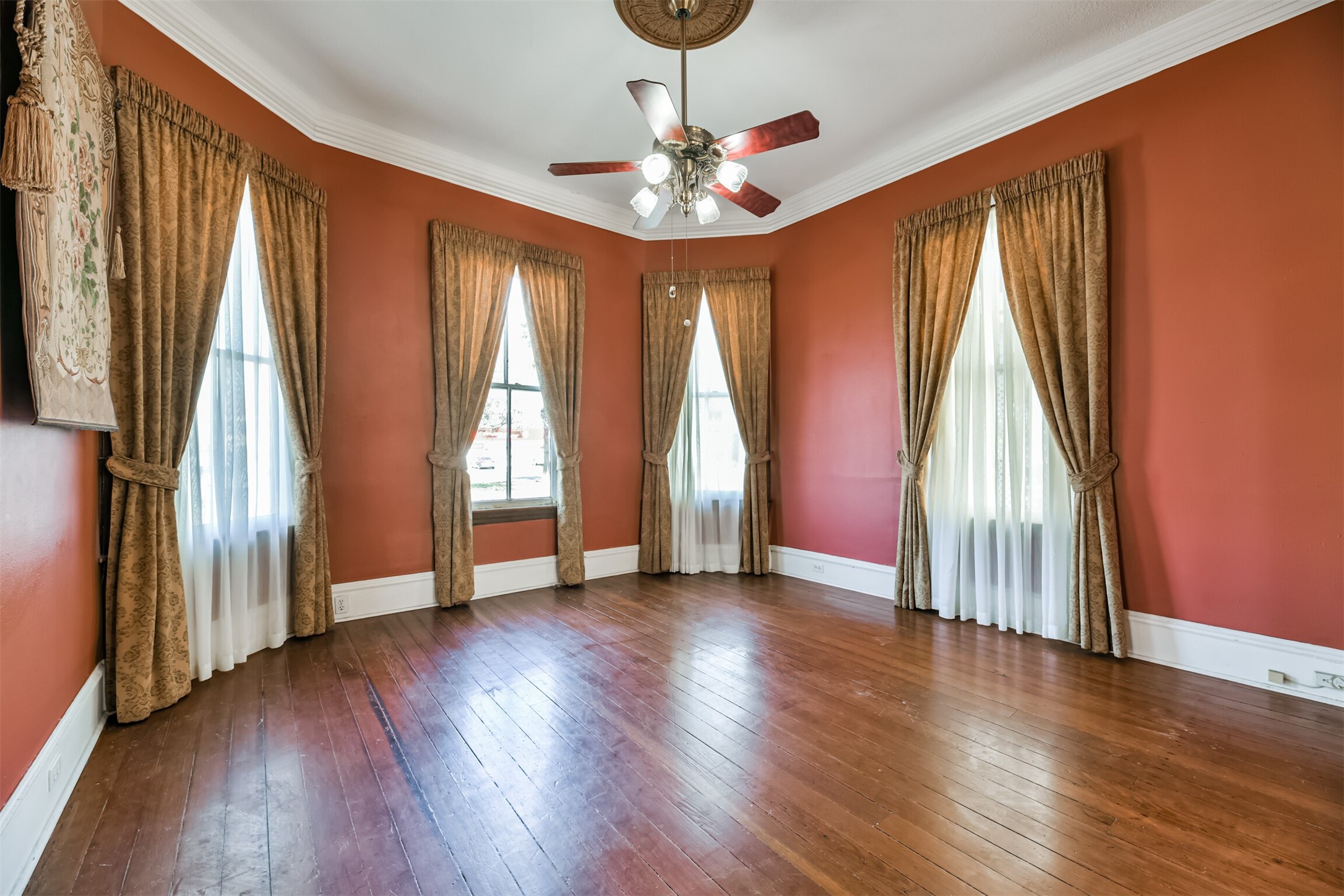 1927 Broadway Street Property Photo 9
