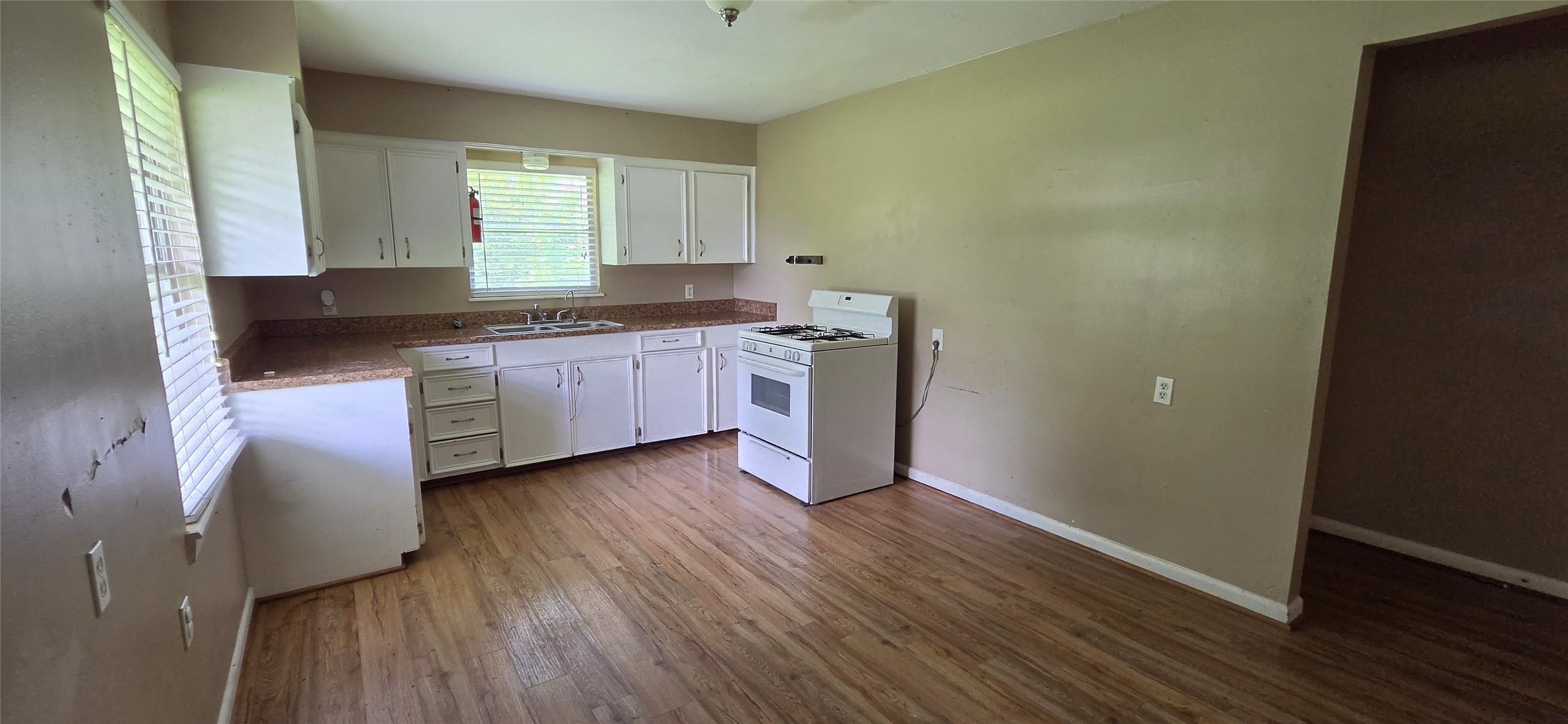 15623 Lee Road Property Photo 5