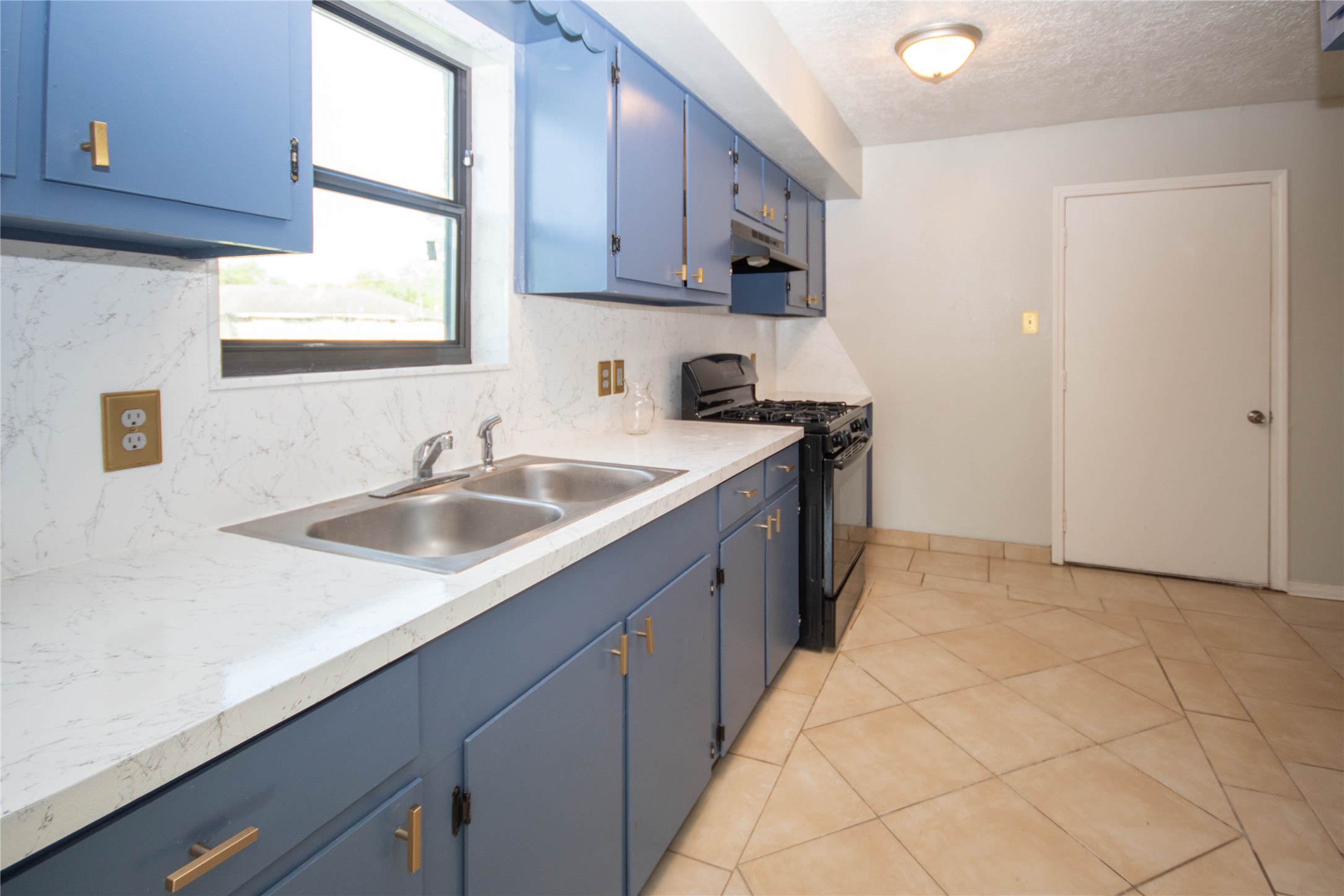 10902 Mosscrest Drive Property Photo 7