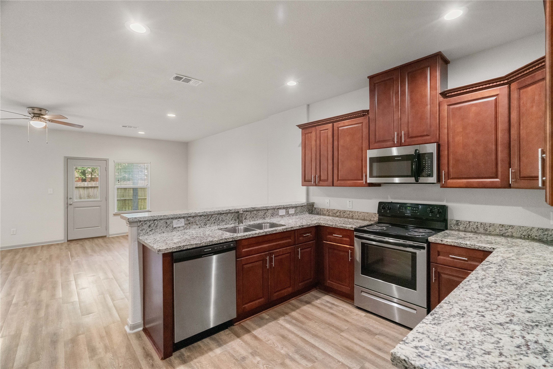 2704 Appian Way Property Photo 8