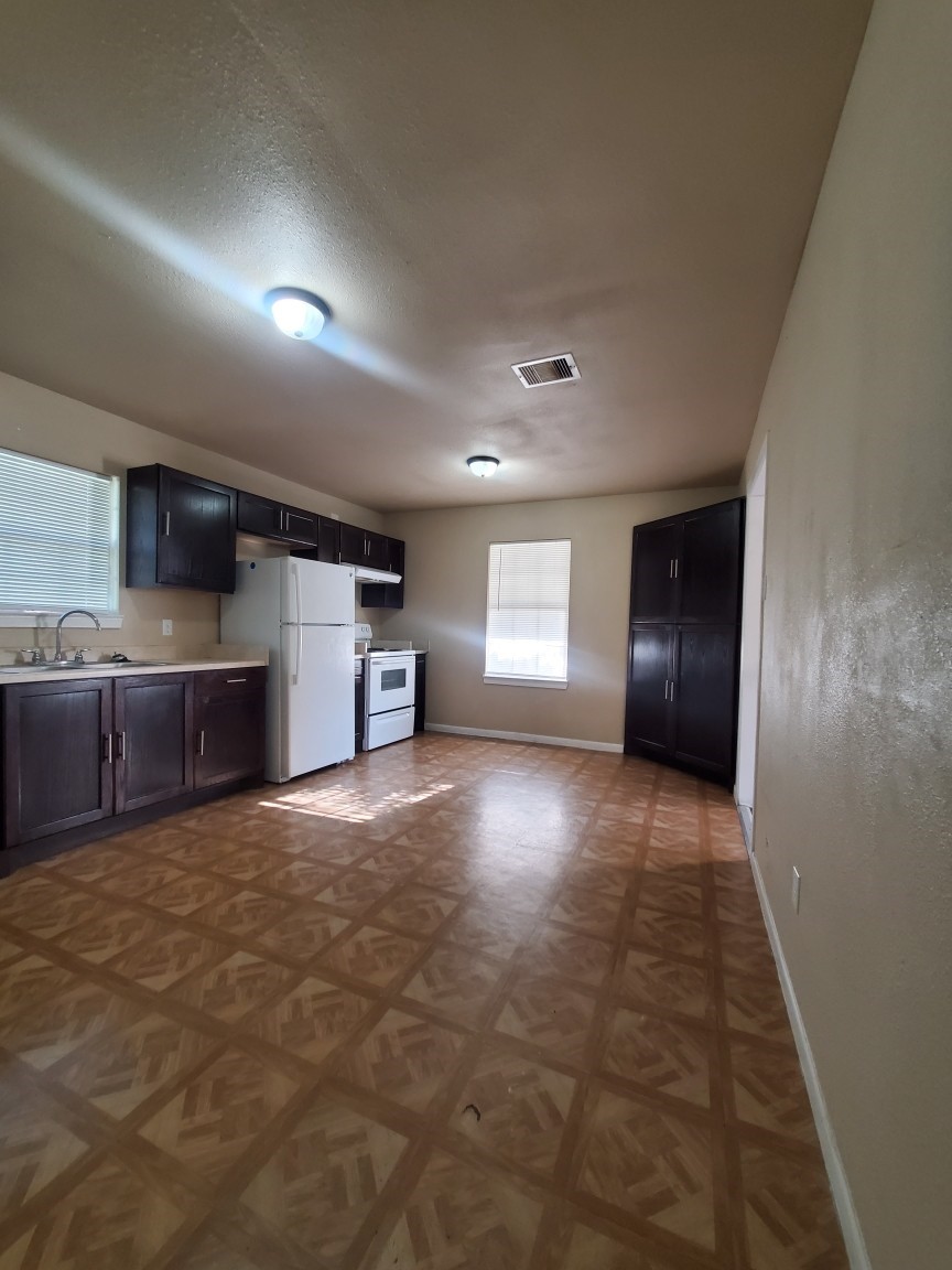 512 Avenue A Property Photo 3