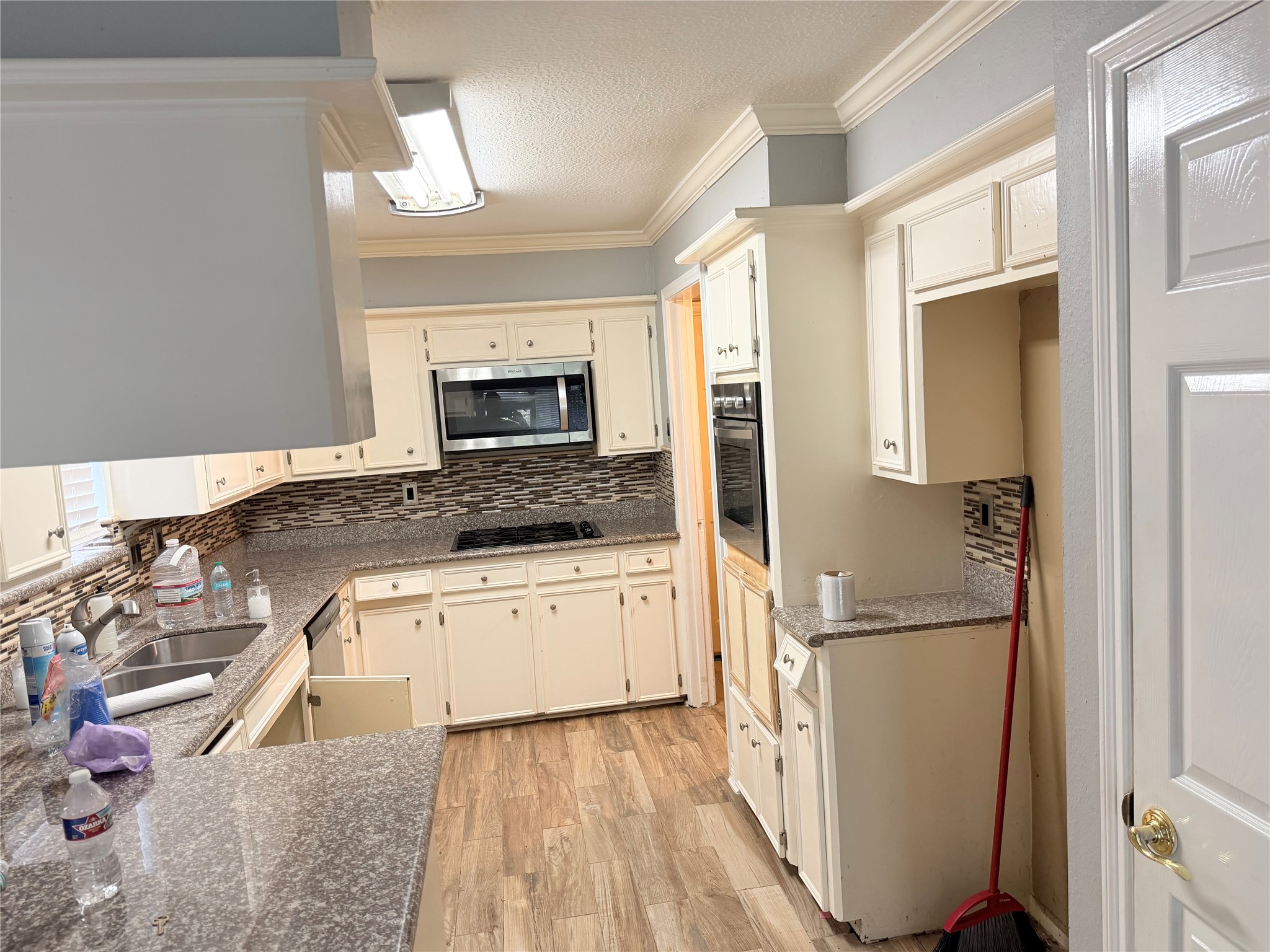 6715 Leandra Drive Property Photo 8