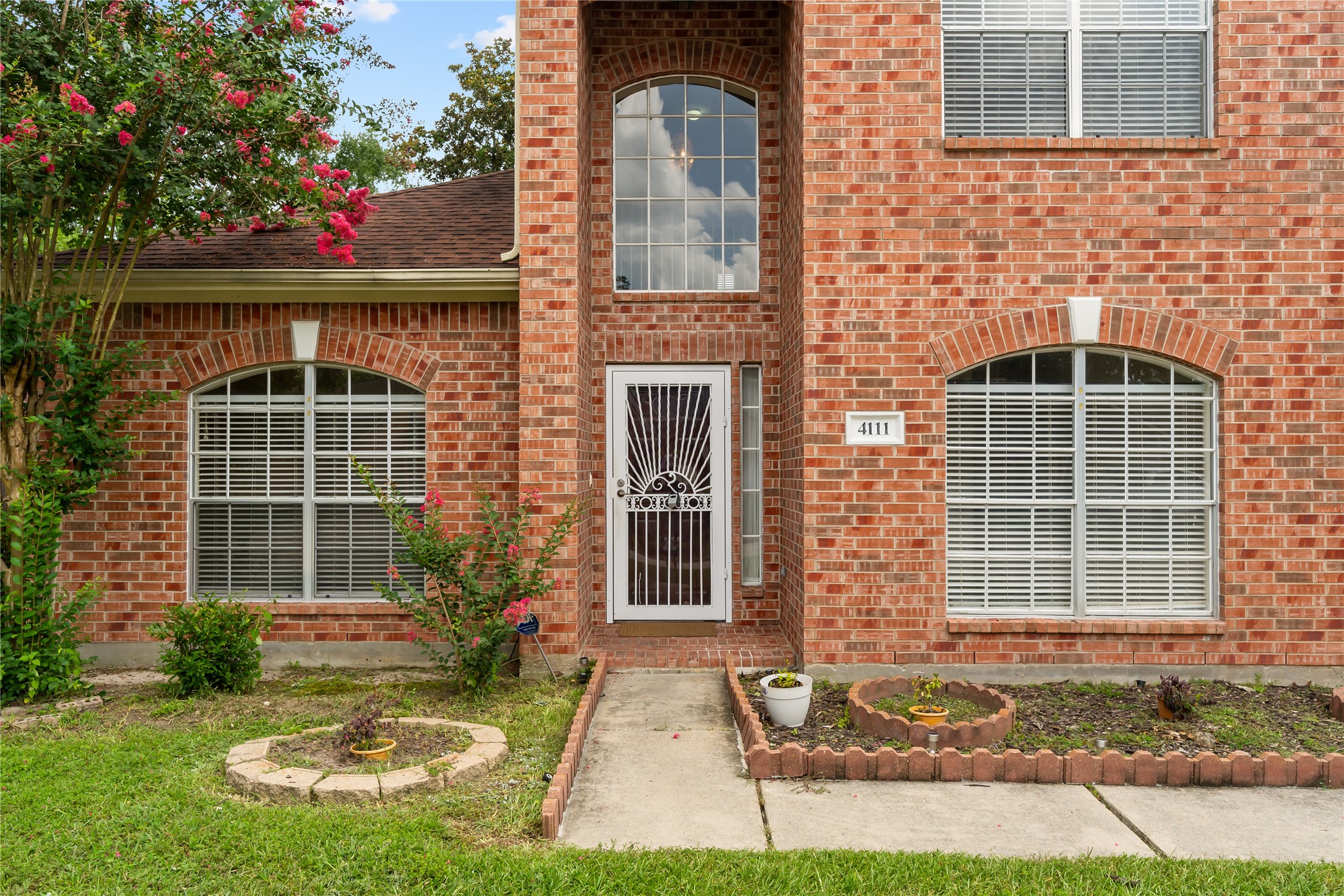 4111 Surreydon Drive Property Photo 2