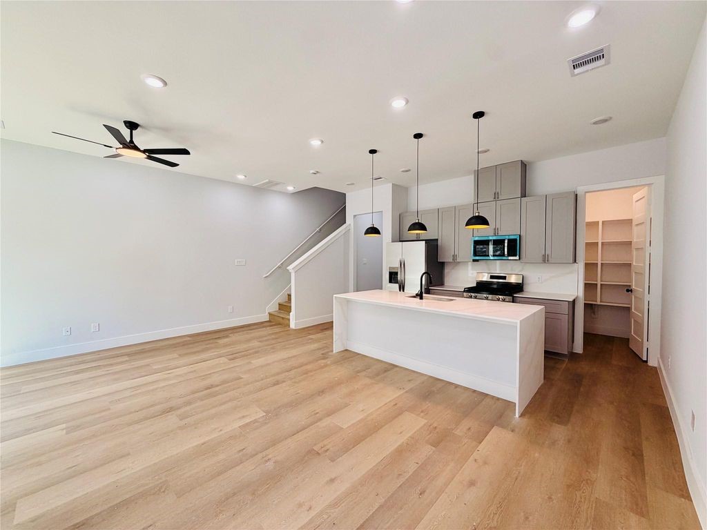 1418 Buescher Drive Property Photo 3