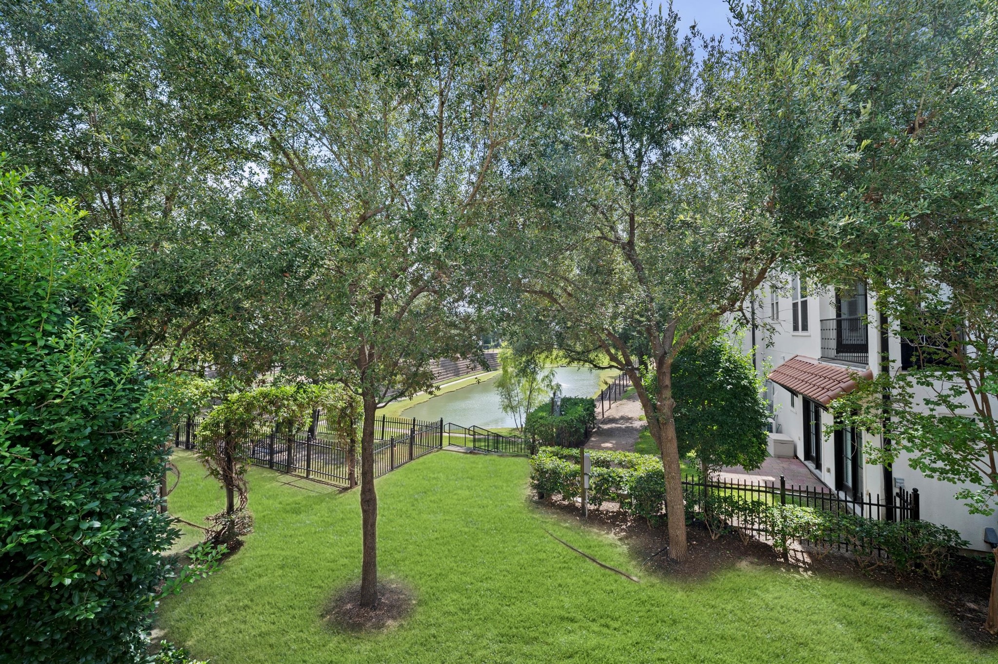 2710 Arabelle Grove Property Photo 27