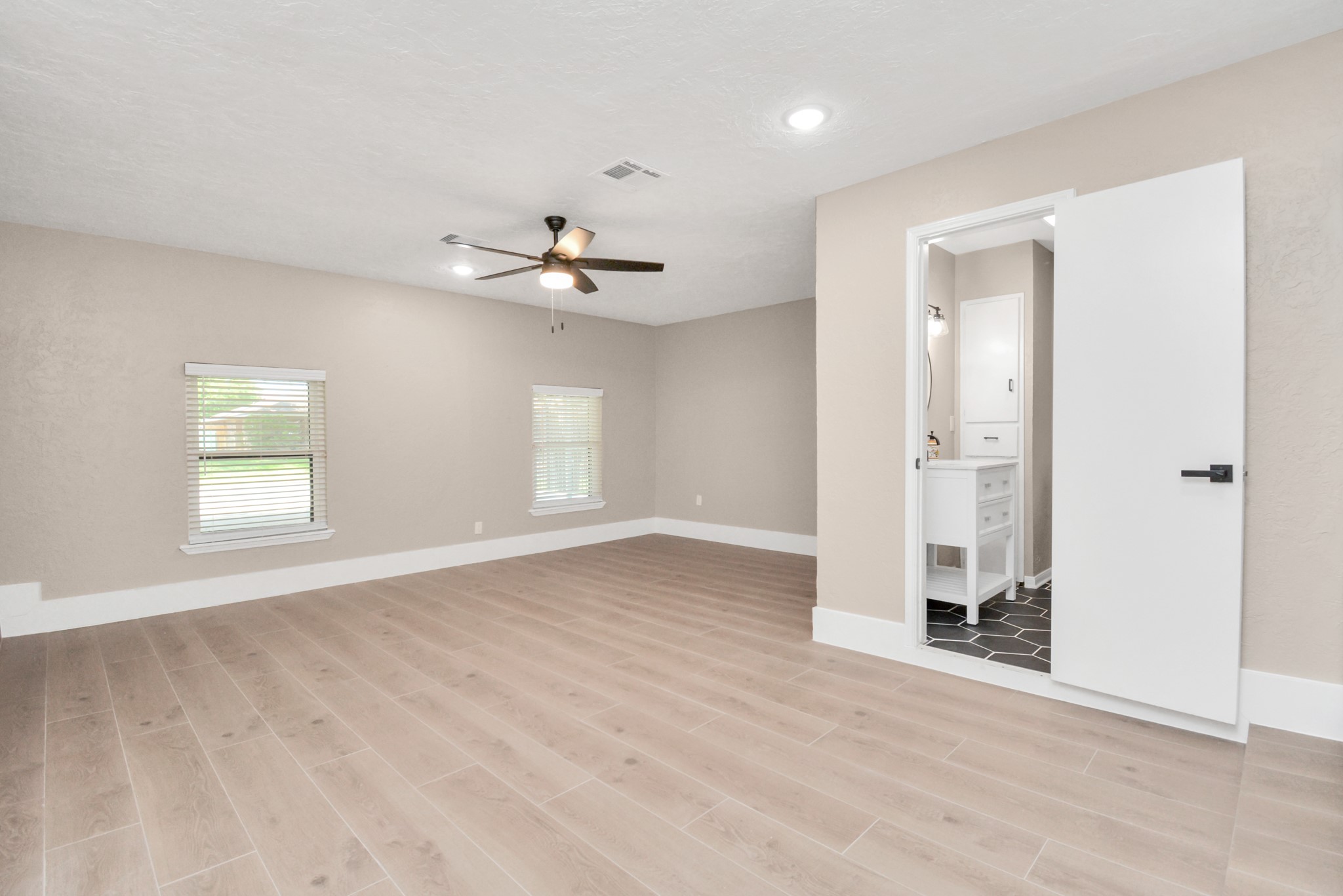 10550 Emnora Lane Property Photo 12