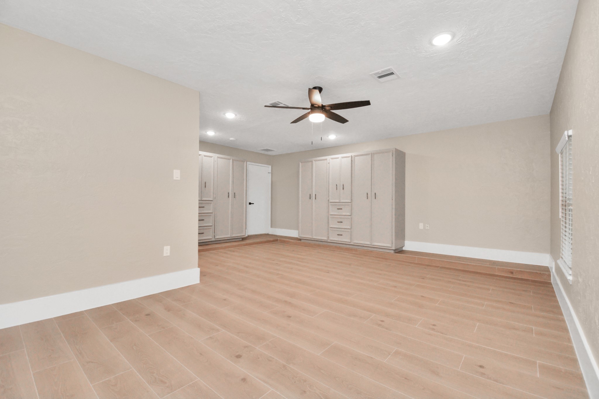 10550 Emnora Lane Property Photo 14