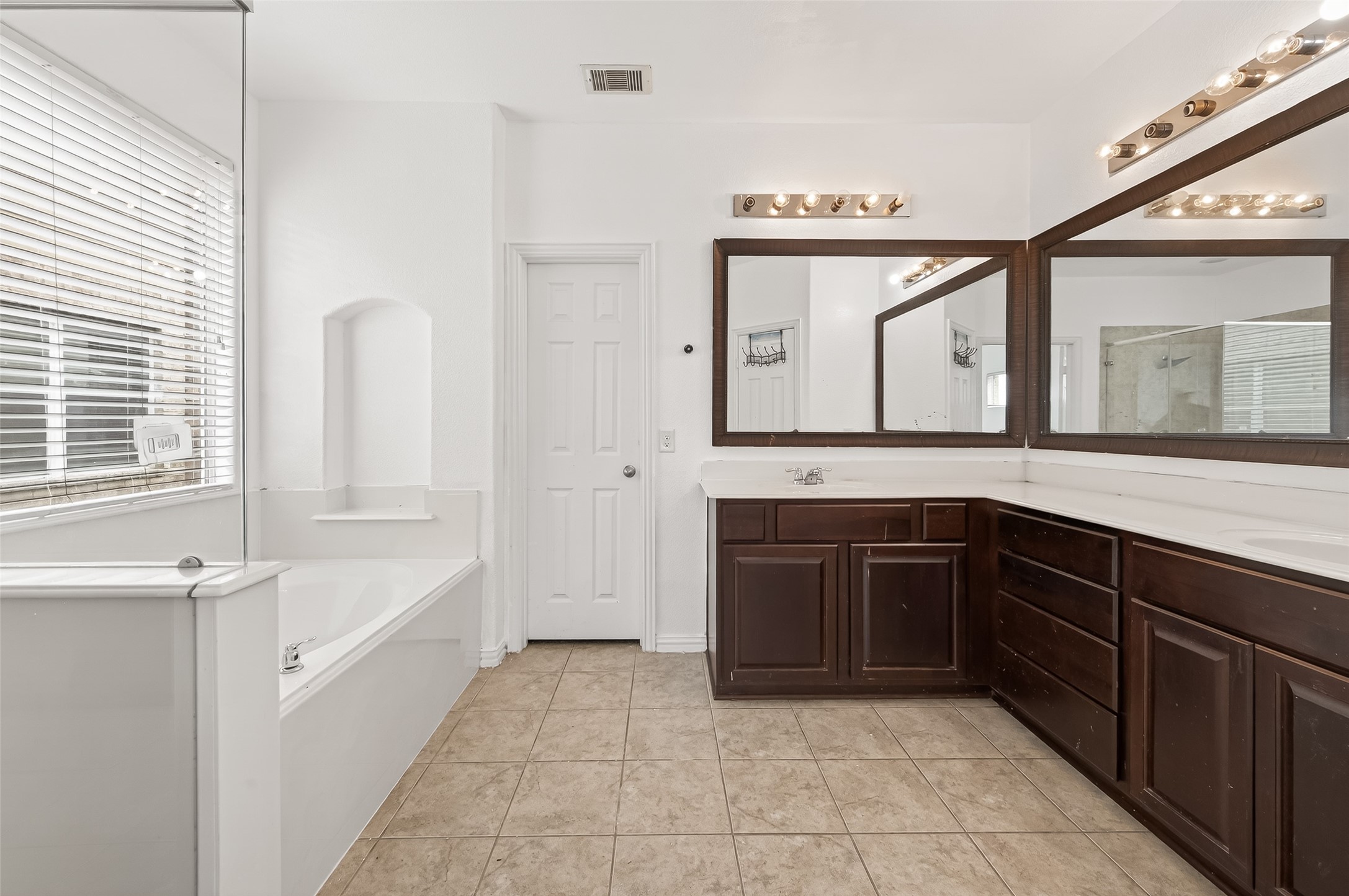 5519 Jay Thrush Drive Property Photo 27