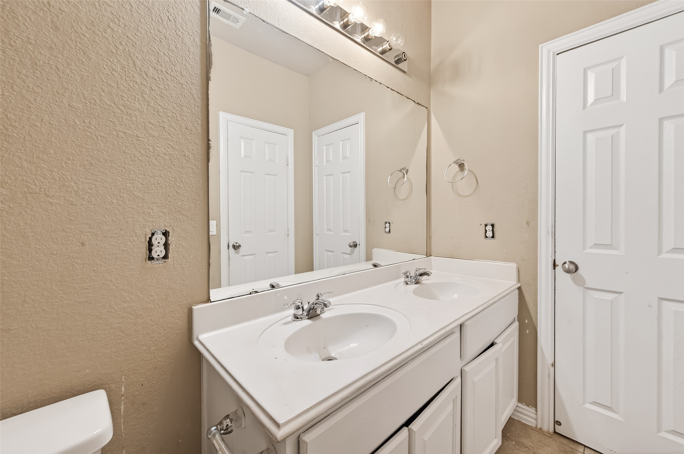 5519 Jay Thrush Drive Property Photo 35