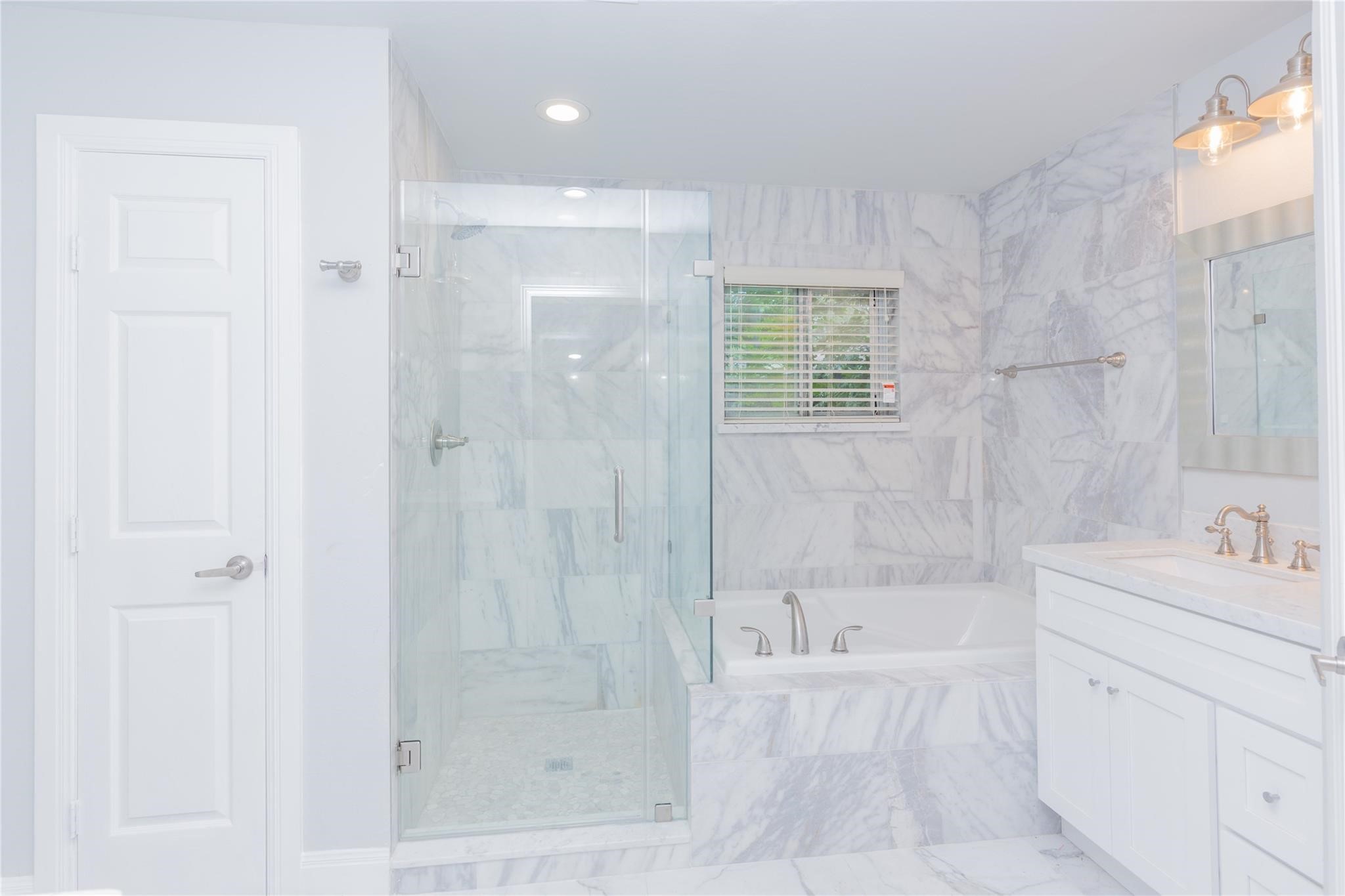 5226 Loch Lomond Drive Property Photo 10