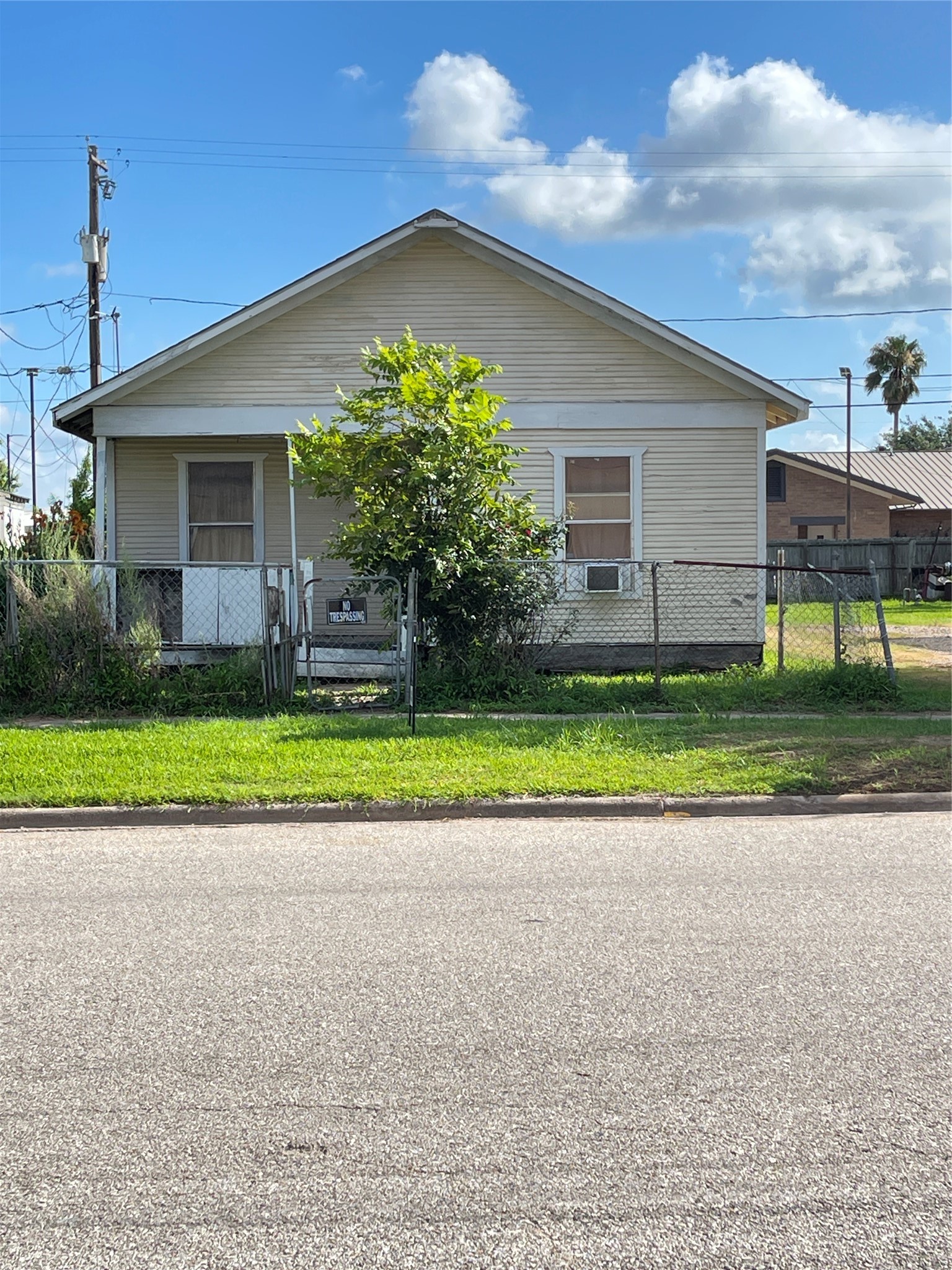 1022 W Broad Street Property Photo 1