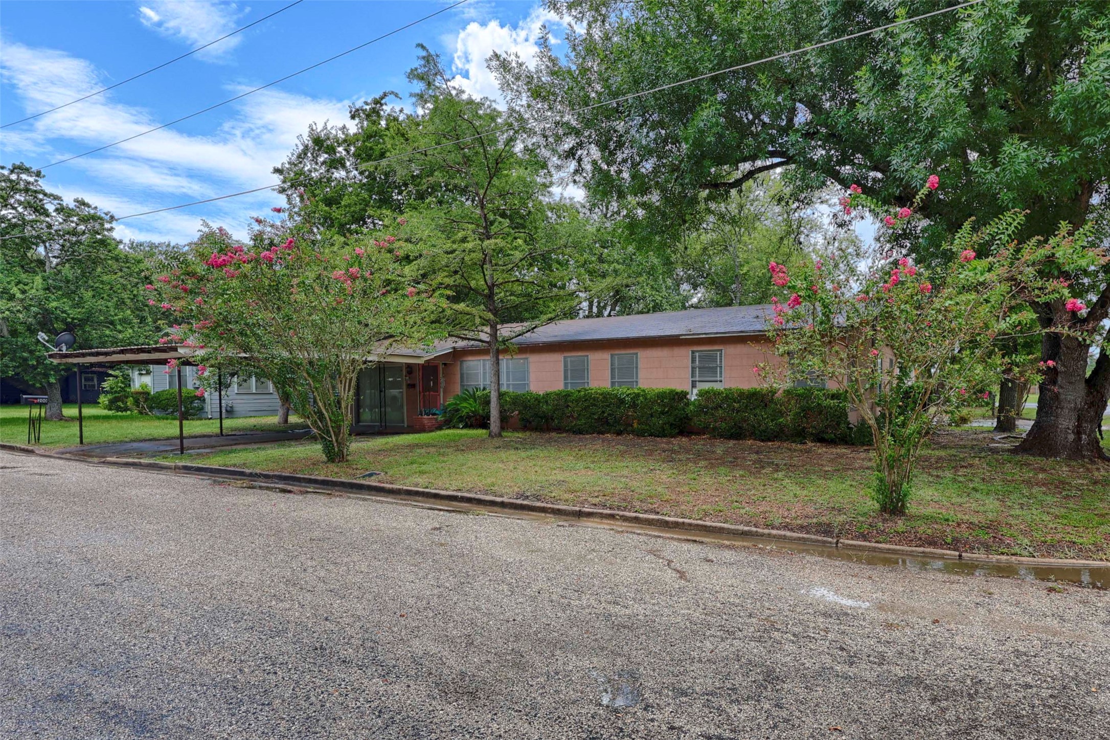 200 Young Street Property Photo 1