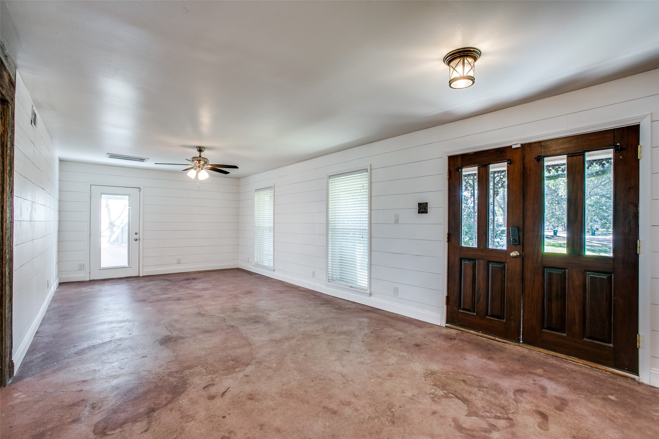 8503 Manhattan Drive Property Photo 4