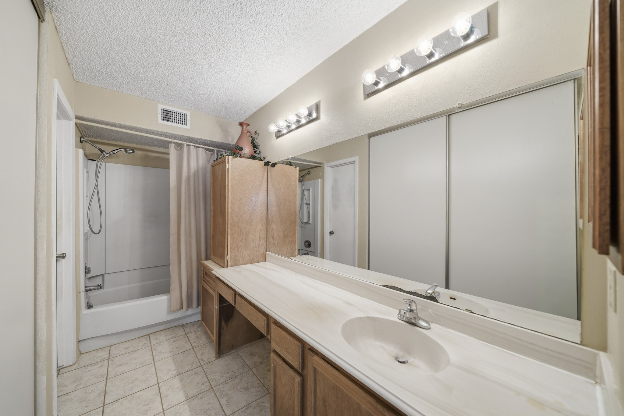 1802 Foxlake Drive Property Photo 7
