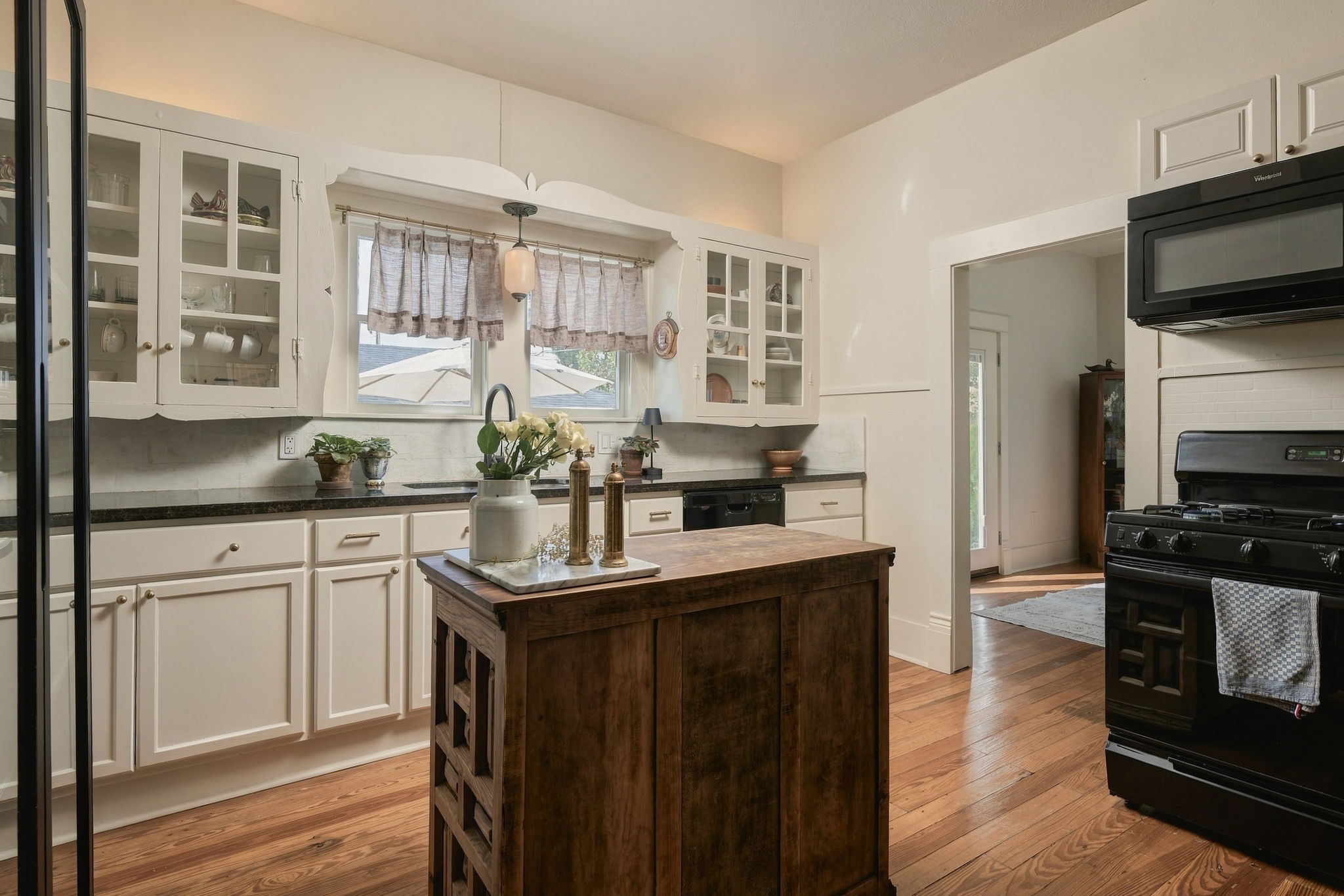 1039 Louise Street Property Photo 6