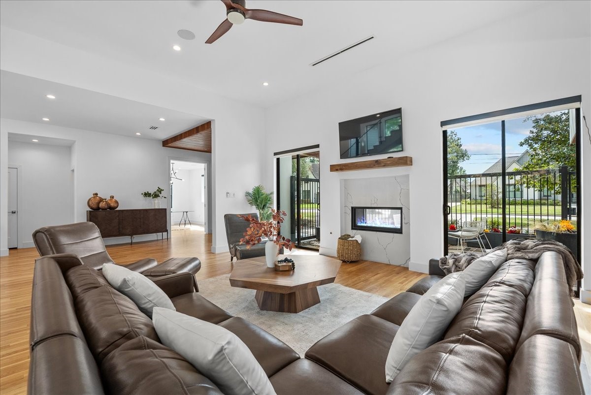 1418 Huge Oaks Property Photo 8