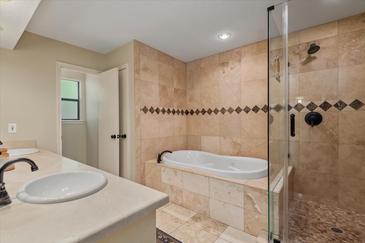10 Cape Chestnut Drive Property Photo 11