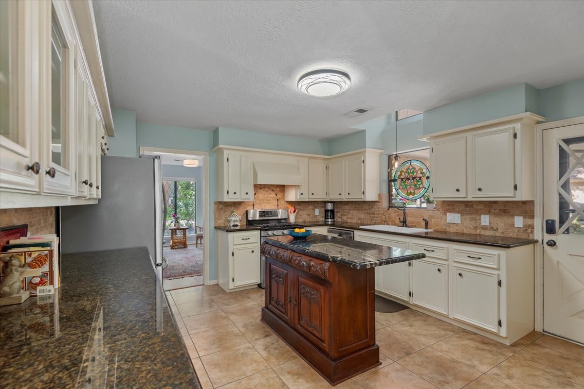 10 Cape Chestnut Drive Property Photo 15