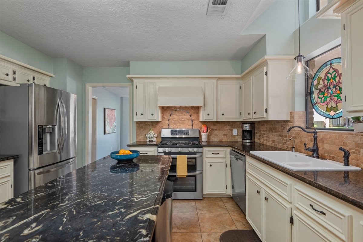 10 Cape Chestnut Drive Property Photo 16