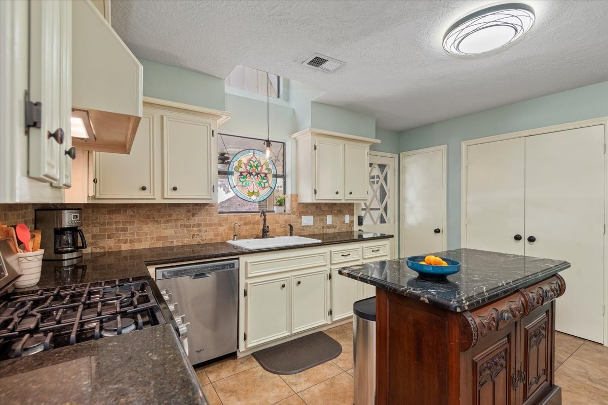 10 Cape Chestnut Drive Property Photo 17