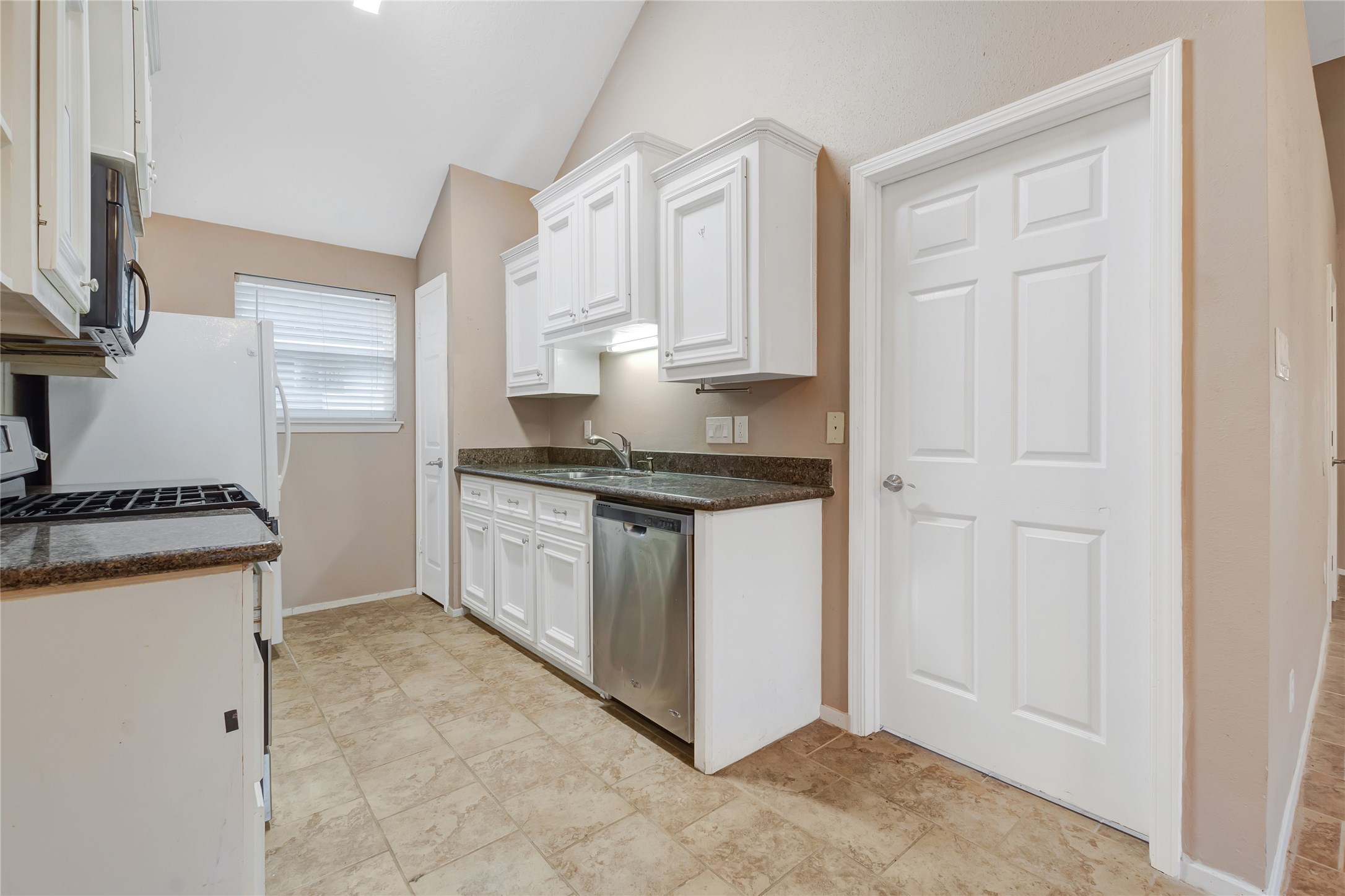 17018 Dusty Mill Drive W Property Photo 4