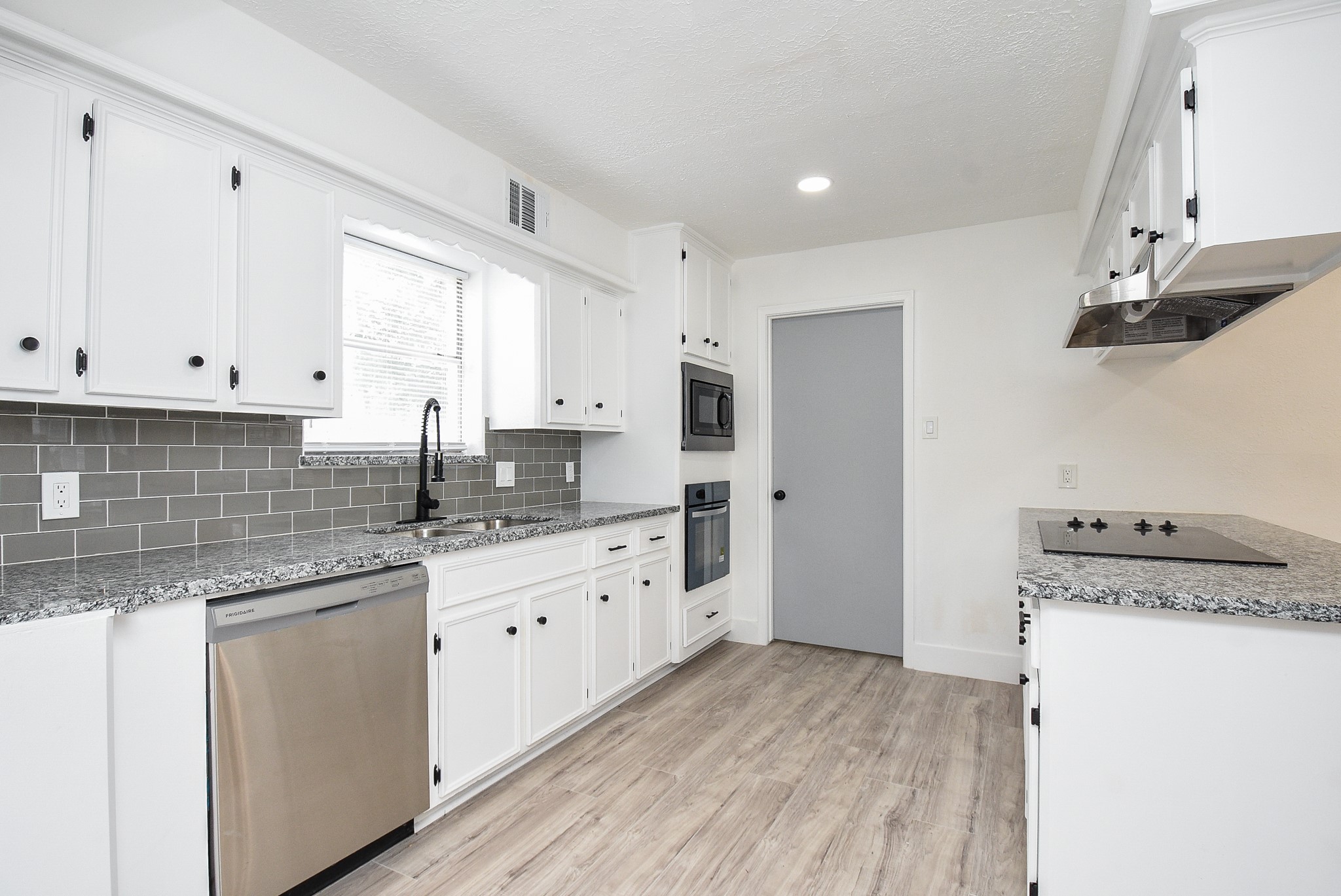 15814 Winding Moss Drive Property Photo 10