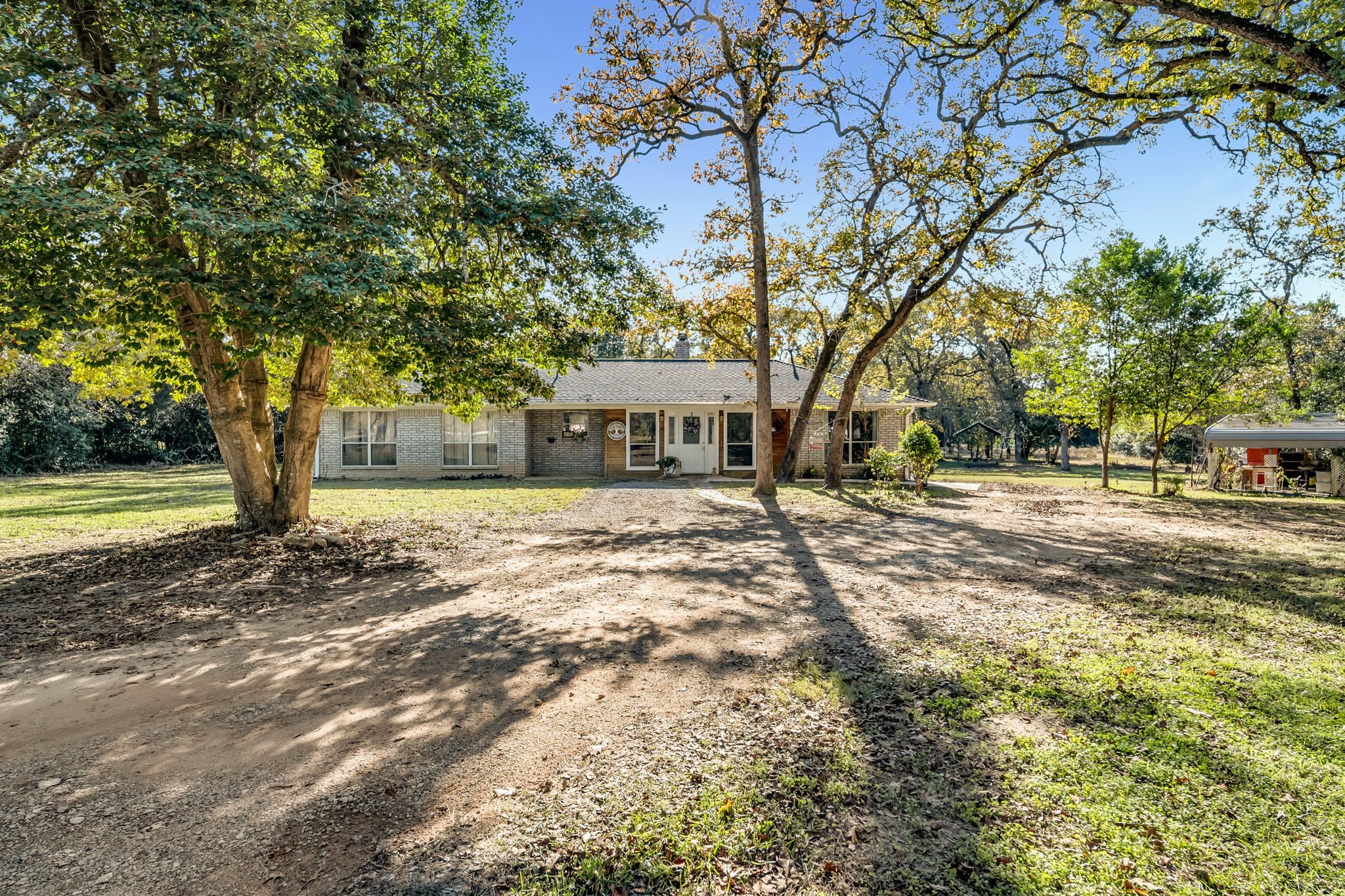6 W Trail Lane Property Photo 2
