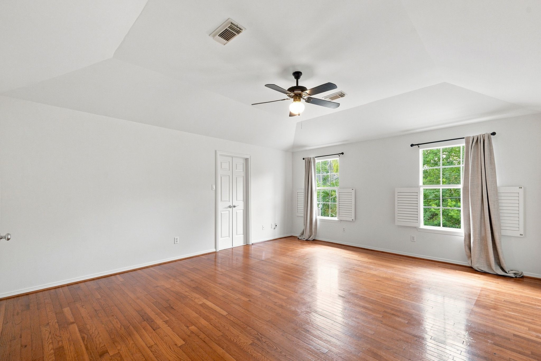 5597 Beverlyhill Street Property Photo 17