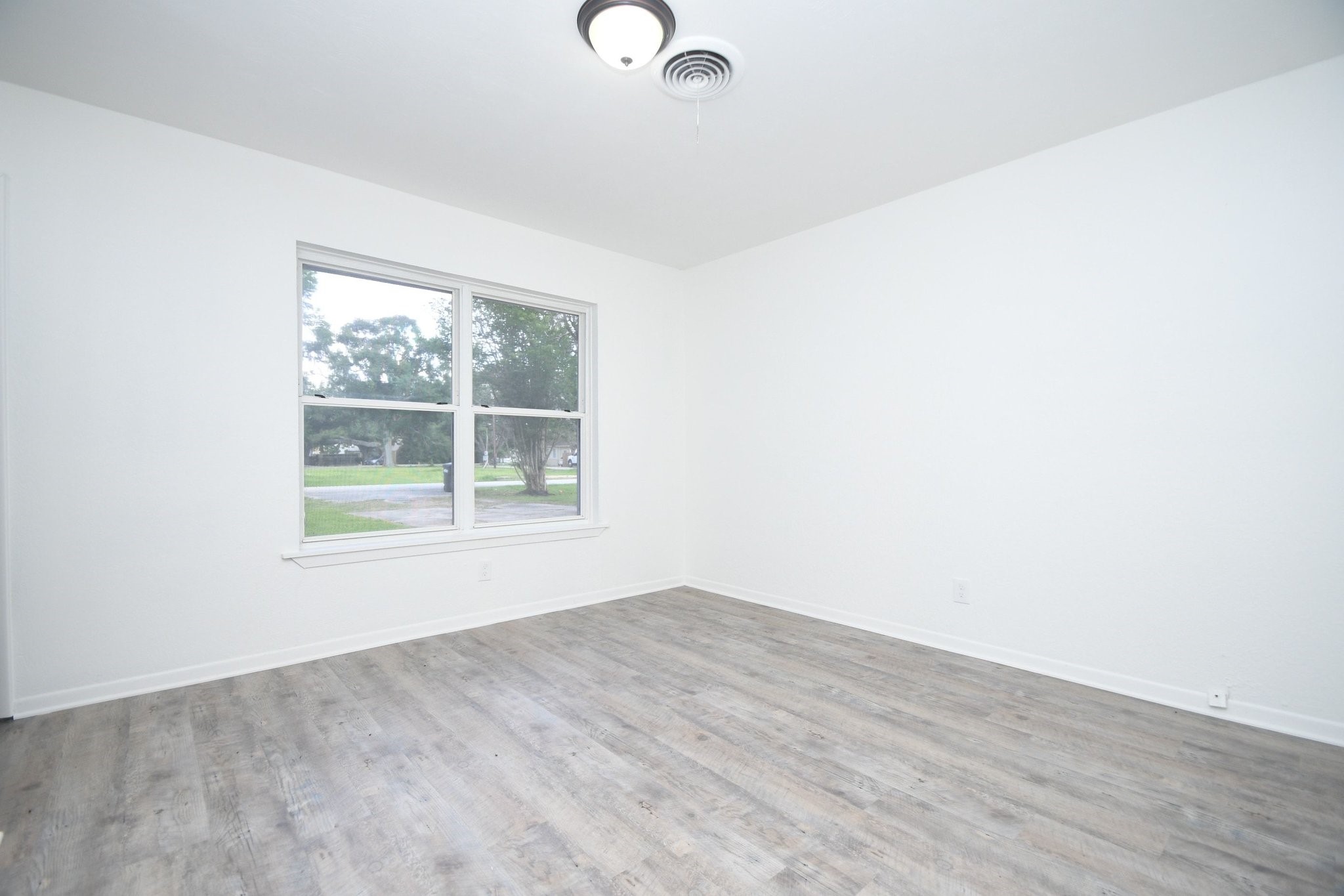 4711 Illinois Street Property Photo 4
