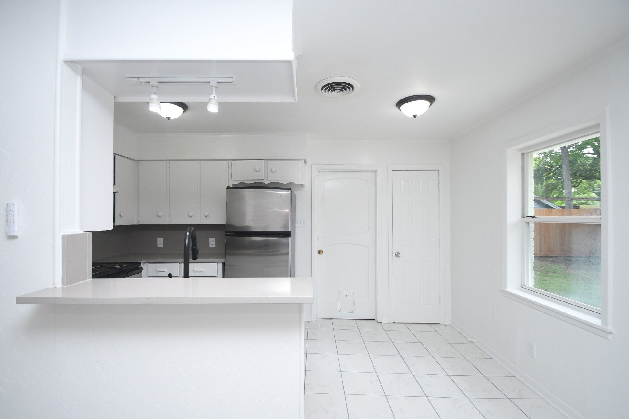 4711 Illinois Street Property Photo 10