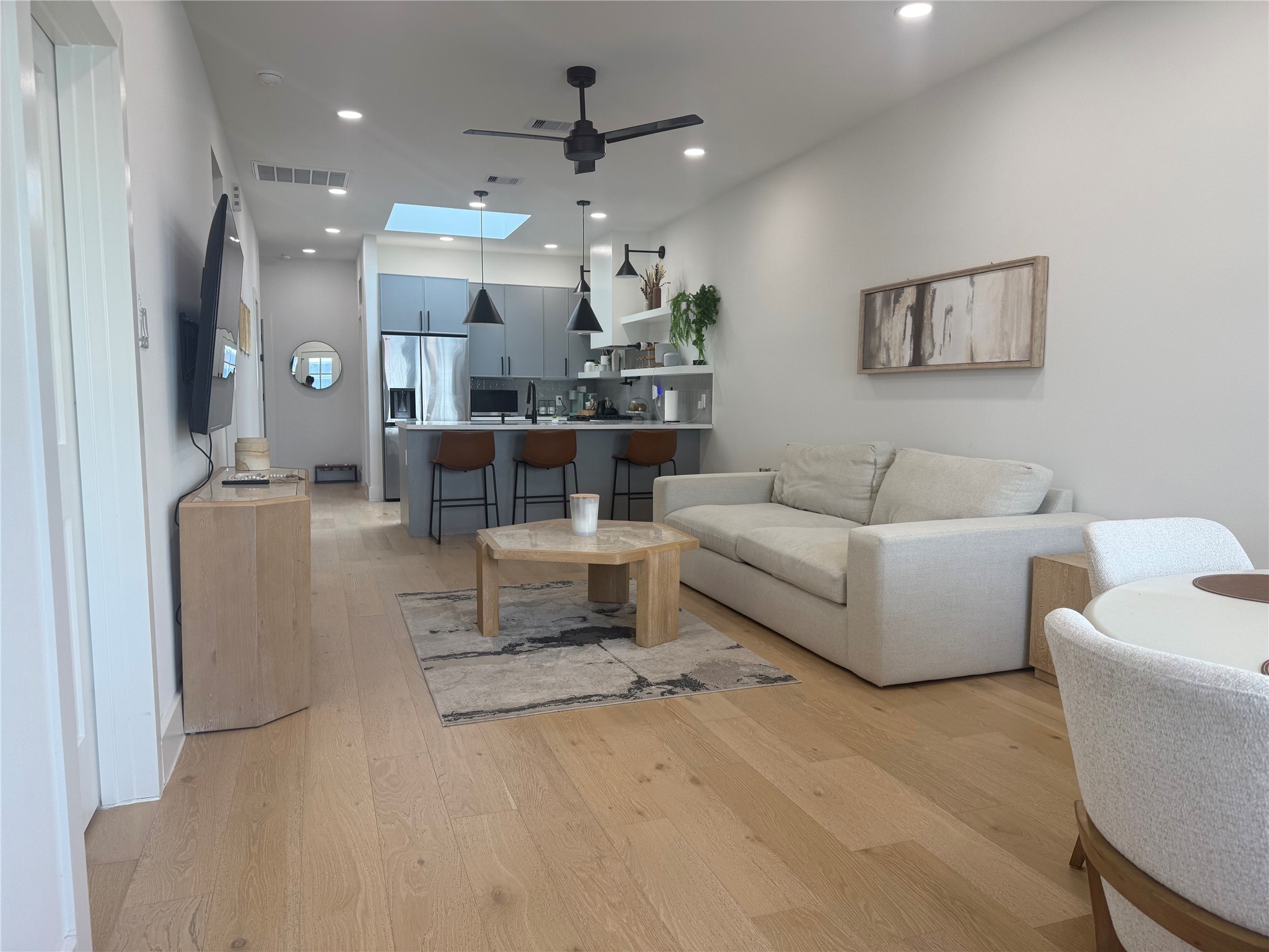 1813 Lewis Street Property Photo 4