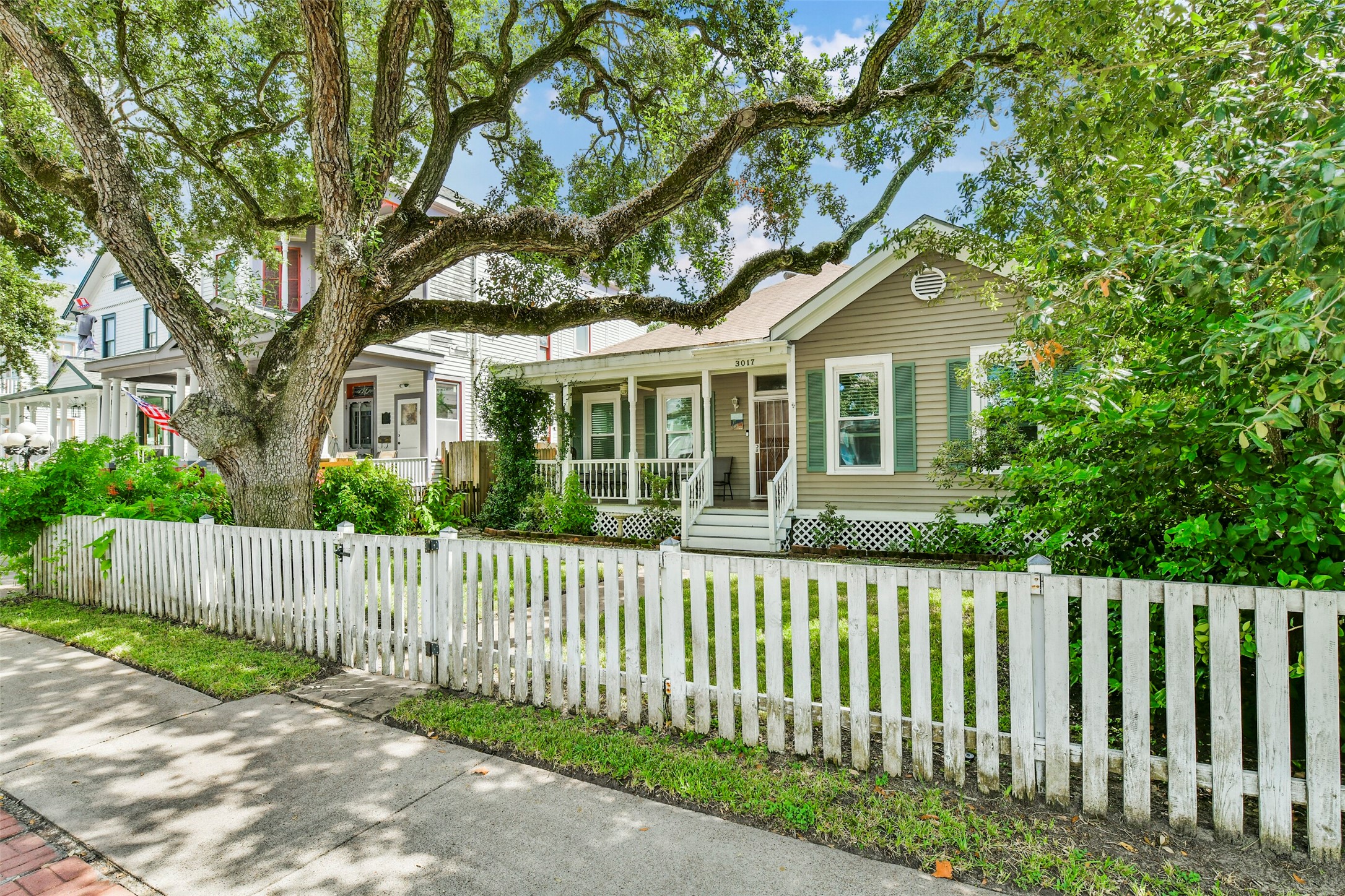3017 Bernardo De Galvez Avenue Property Photo 2