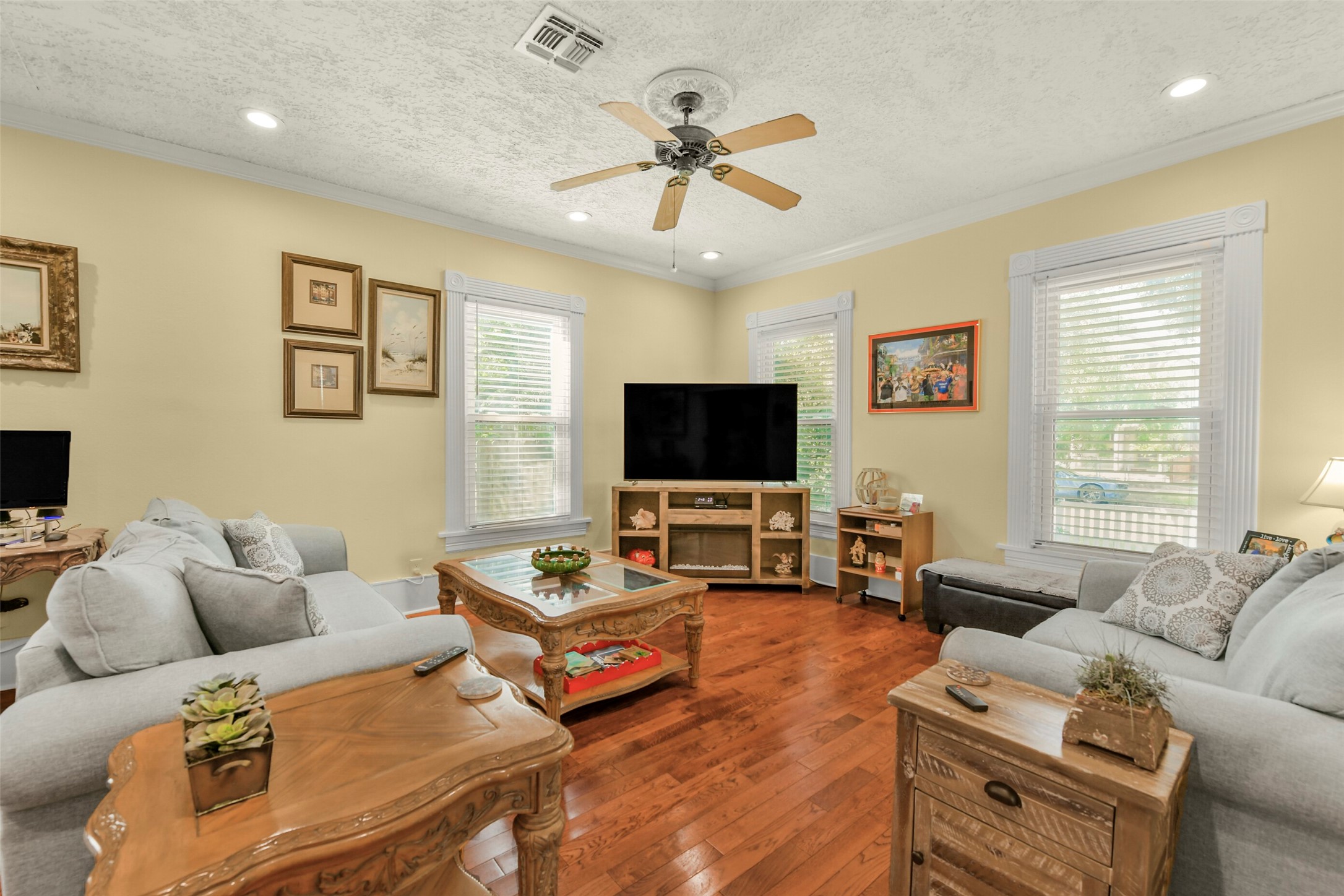 3017 Bernardo De Galvez Avenue Property Photo 6