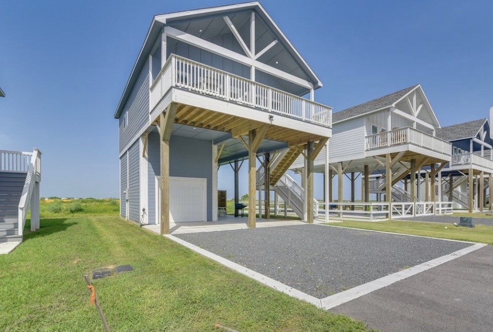 1049 Sunset Circle W Property Photo 2