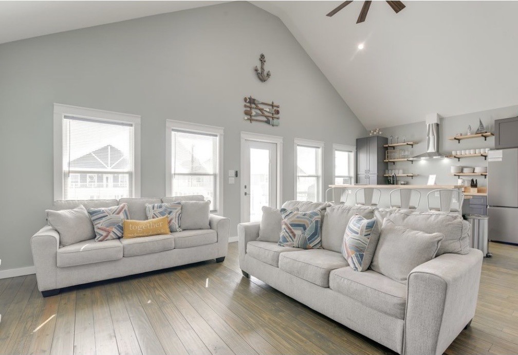 1049 Sunset Circle W Property Photo 4