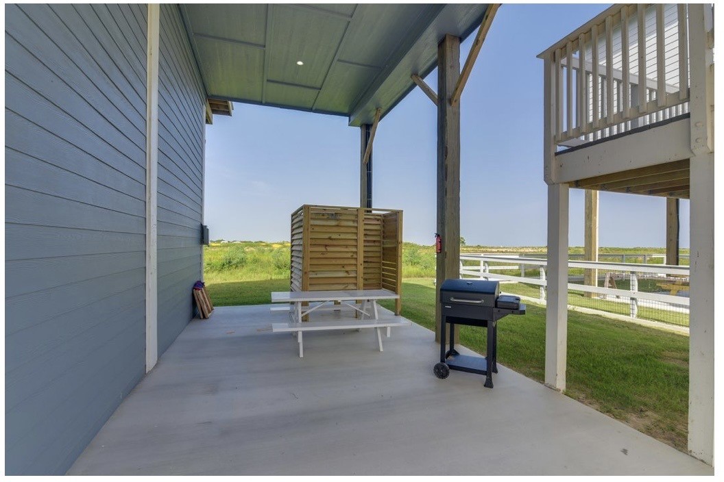 1049 Sunset Circle W Property Photo 23