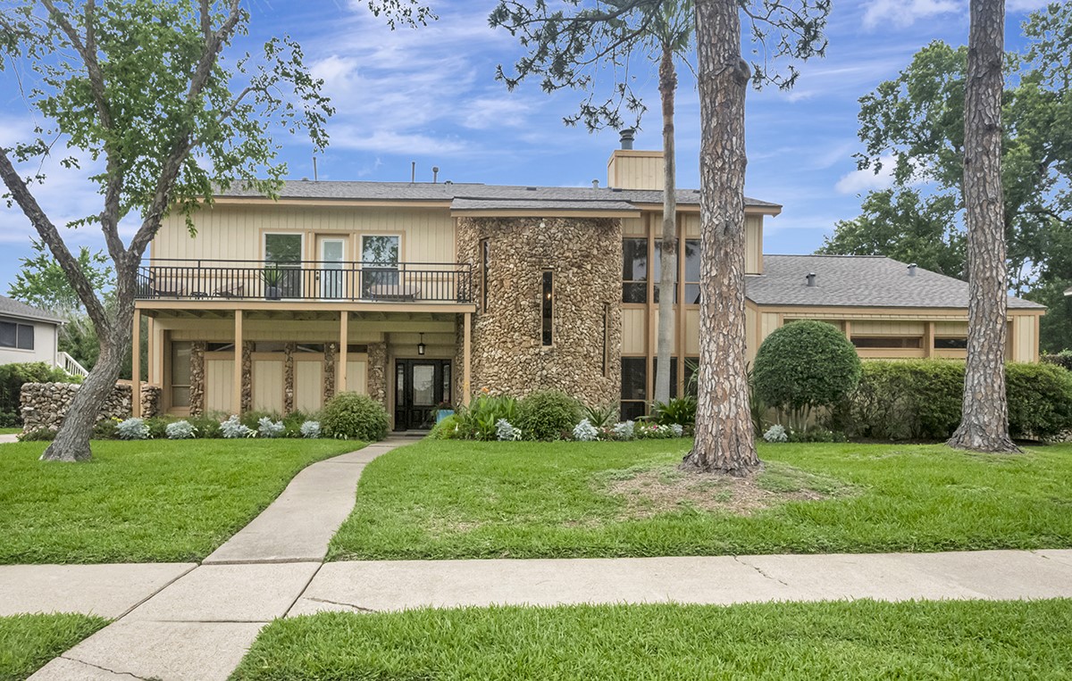 307 Crestwood Drive Property Photo 1
