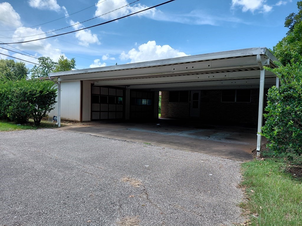 736 Northridge Street Property Photo 3