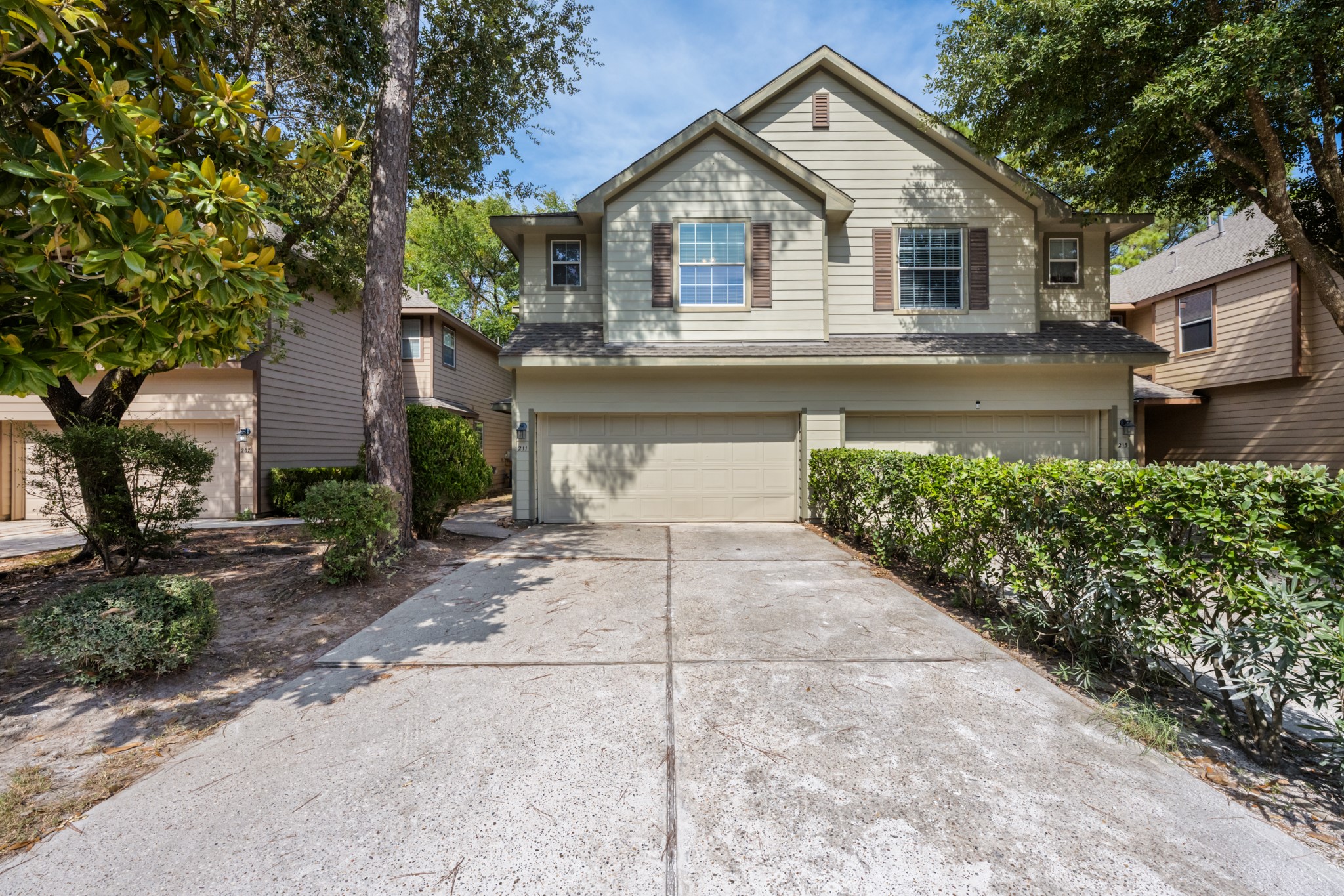 211 N Burberry Park Circle Property Photo 4