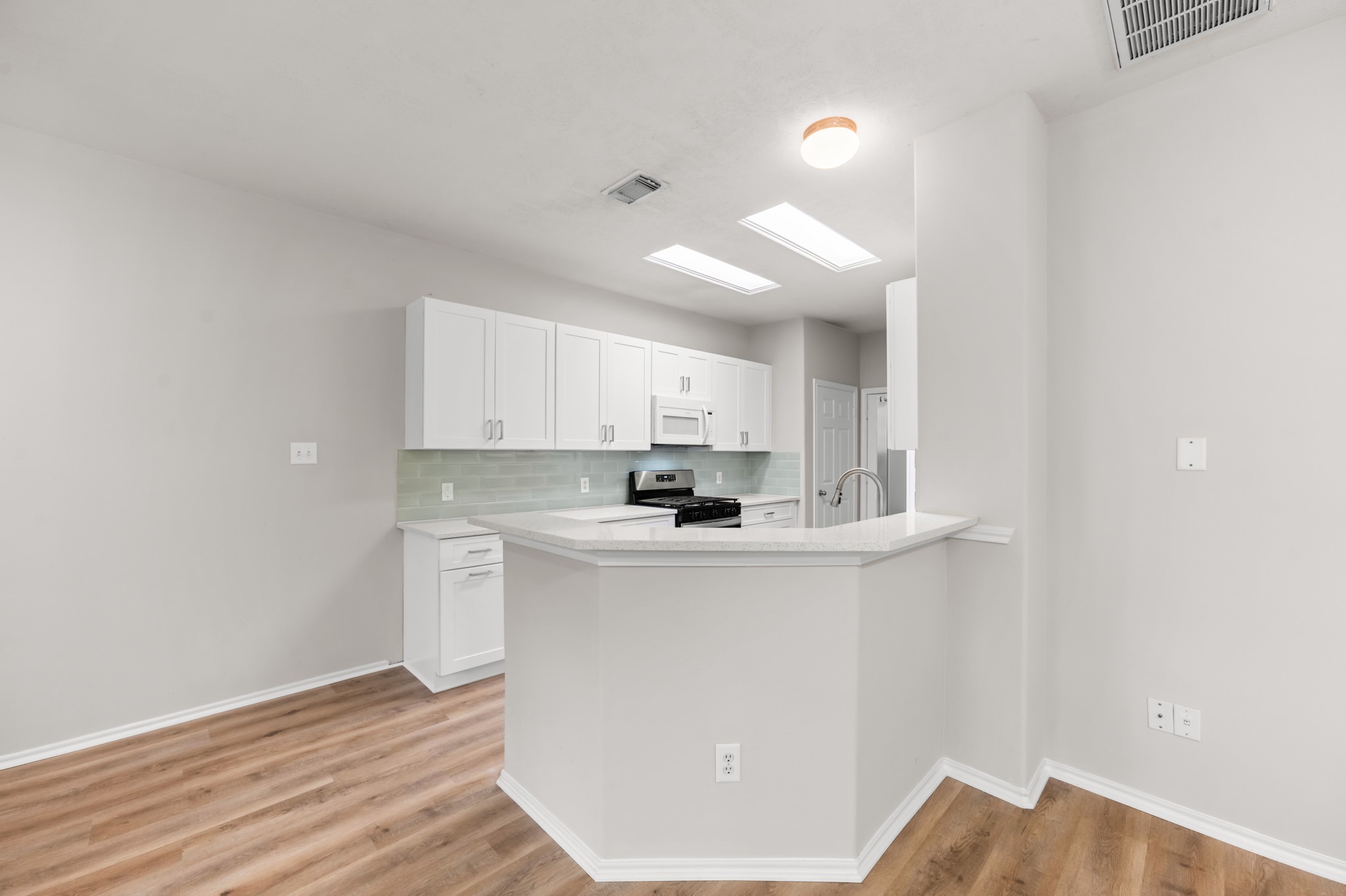 211 N Burberry Park Circle Property Photo 8