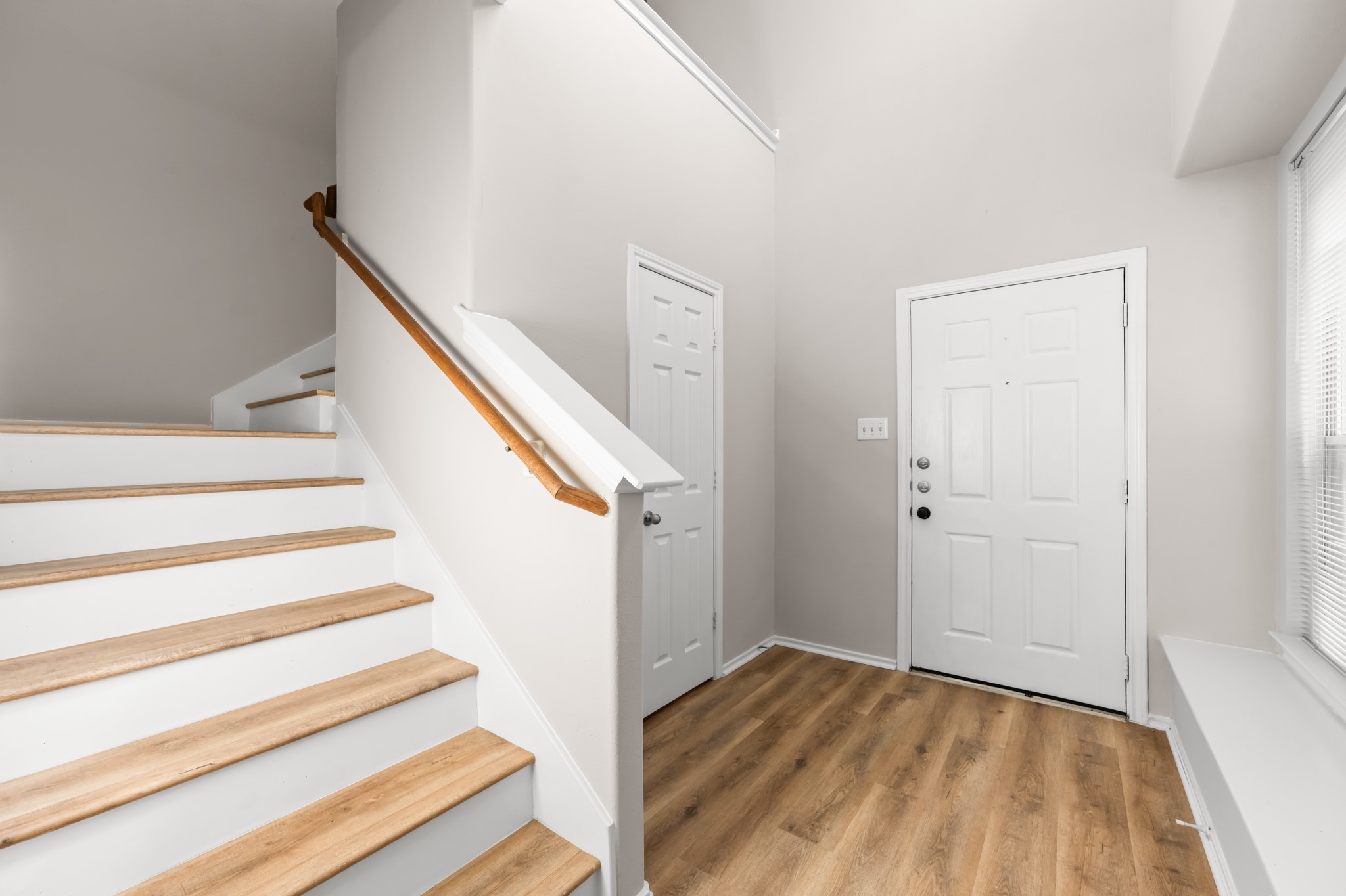 211 N Burberry Park Circle Property Photo 17